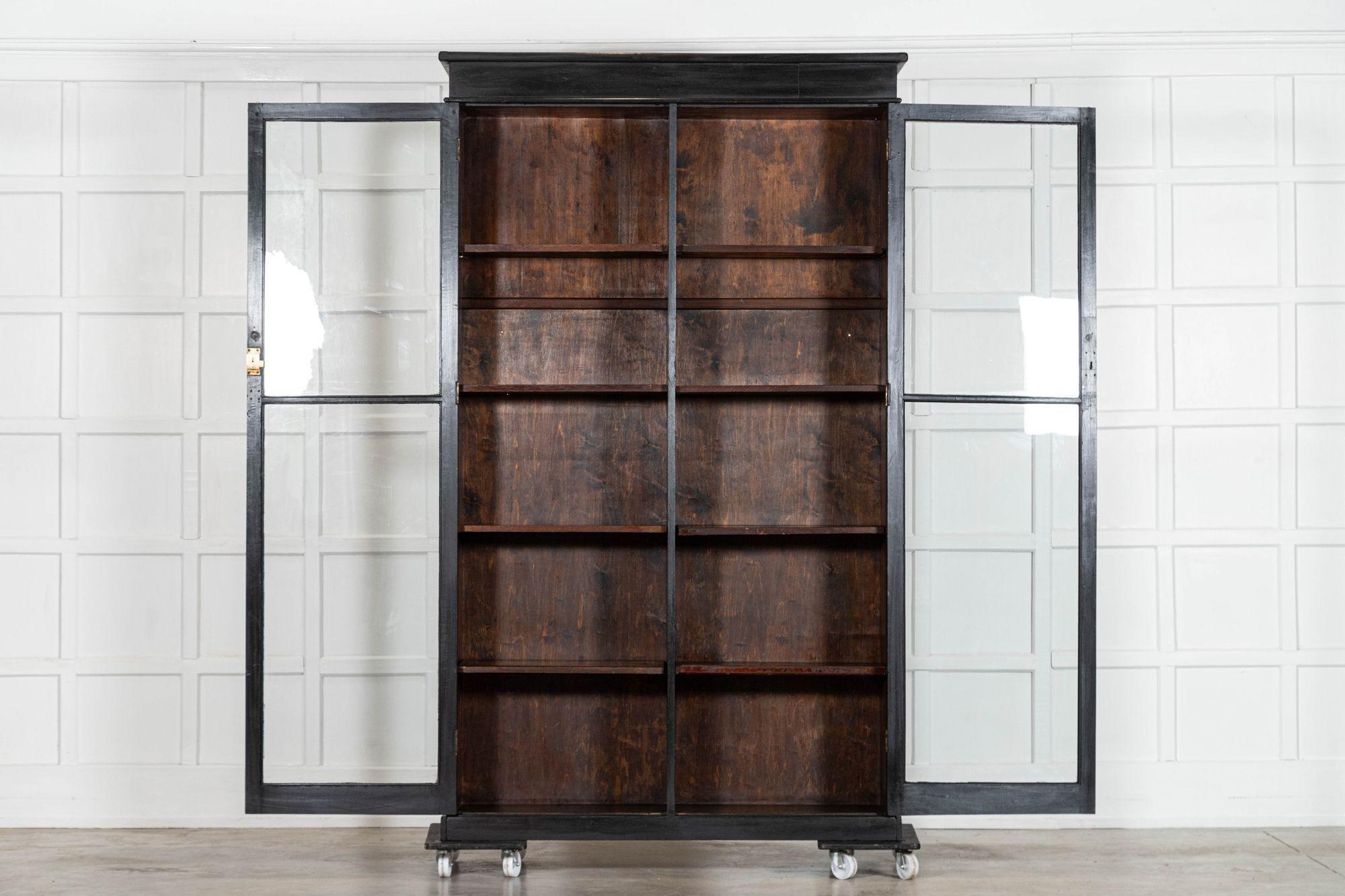 Armoire bibliothèque en chêne anglais vitrifié du 19ème siècle Bon état - En vente à Staffordshire, GB