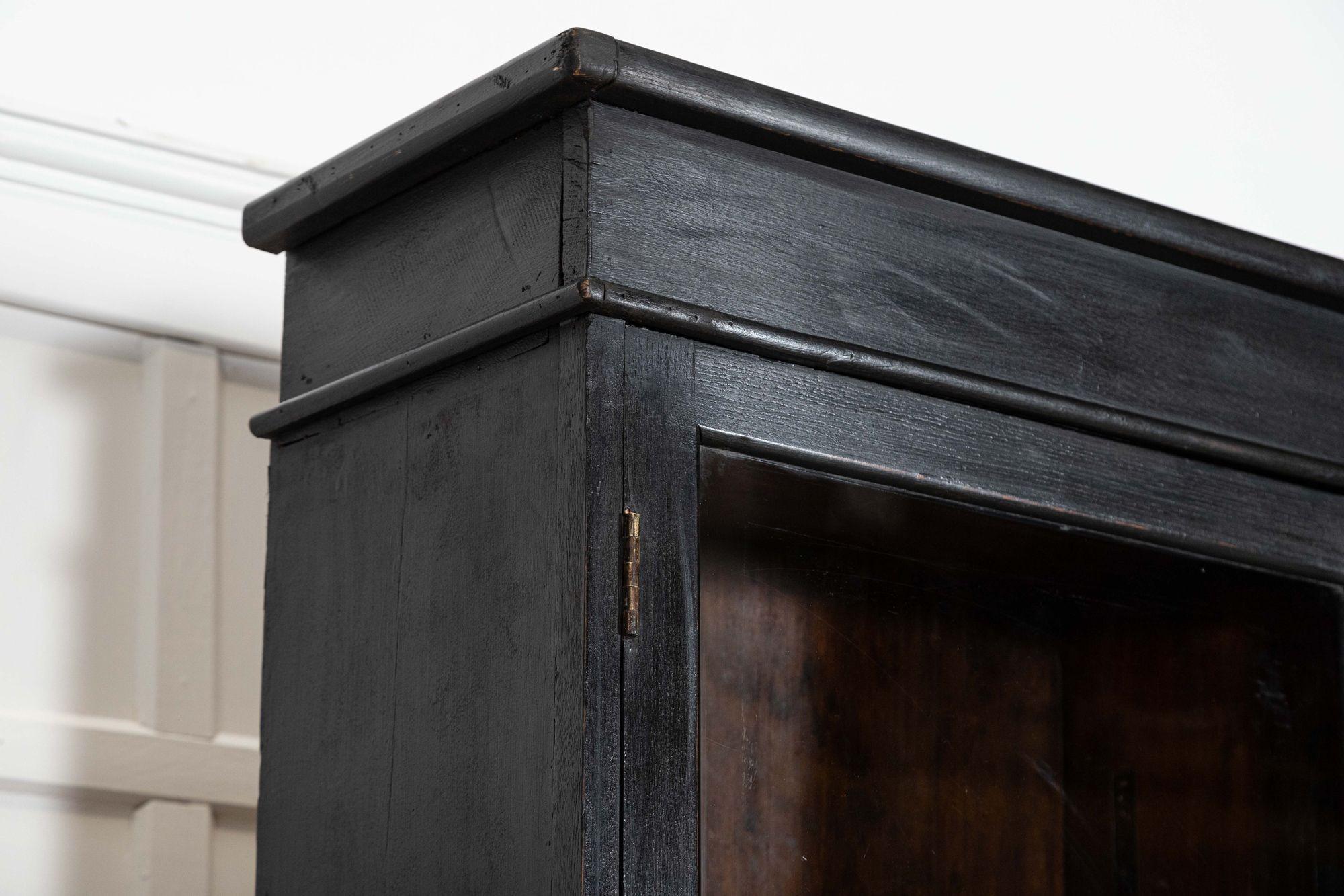 Armoire bibliothèque en chêne anglais vitrifié du 19ème siècle en vente 4