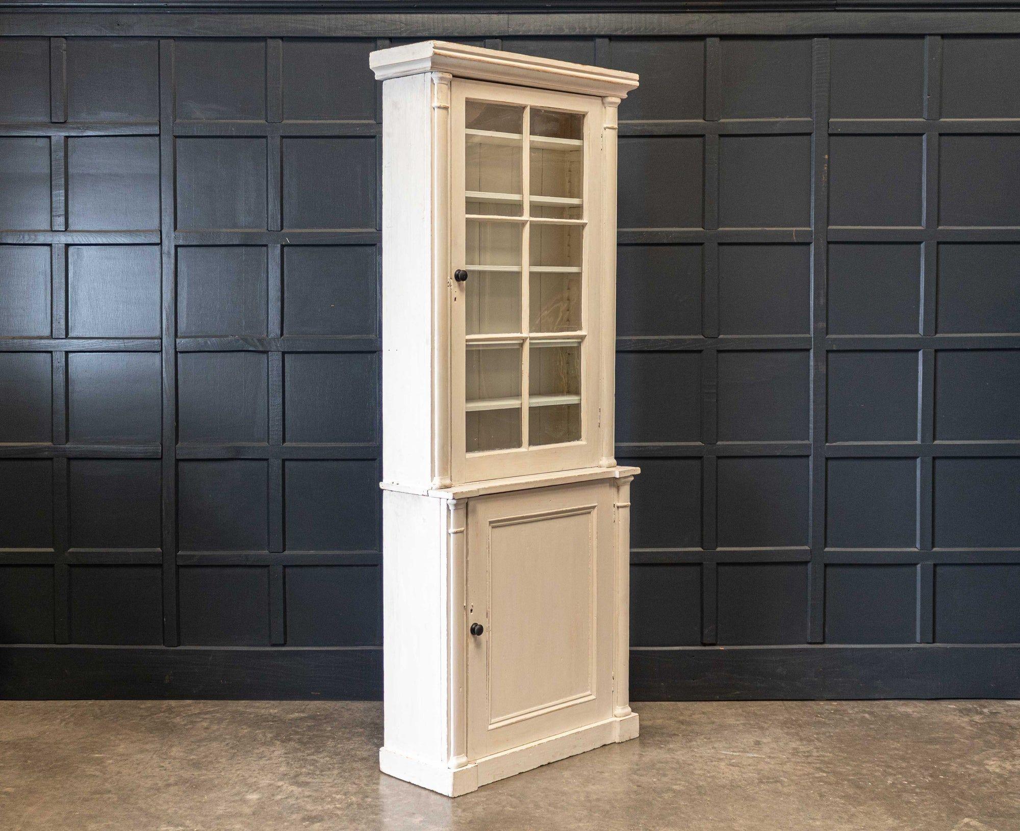 Circa 1880.

Libreria inglese del XIX secolo dipinta e smaltata, mobile vitrina

Ripiani regolabili nell'armadio superiore.
Una forma forte con una profondità ridotta che rende un mobile versatile per l'arredamento.

3 parti, cornice, mobile
