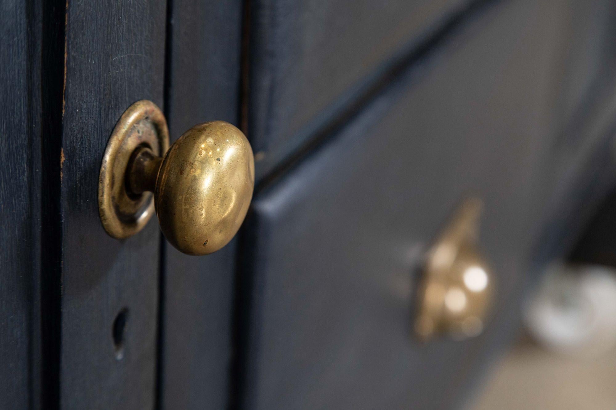 Base per cassettone in pino dipinto inglese del XIX secolo in vendita 6