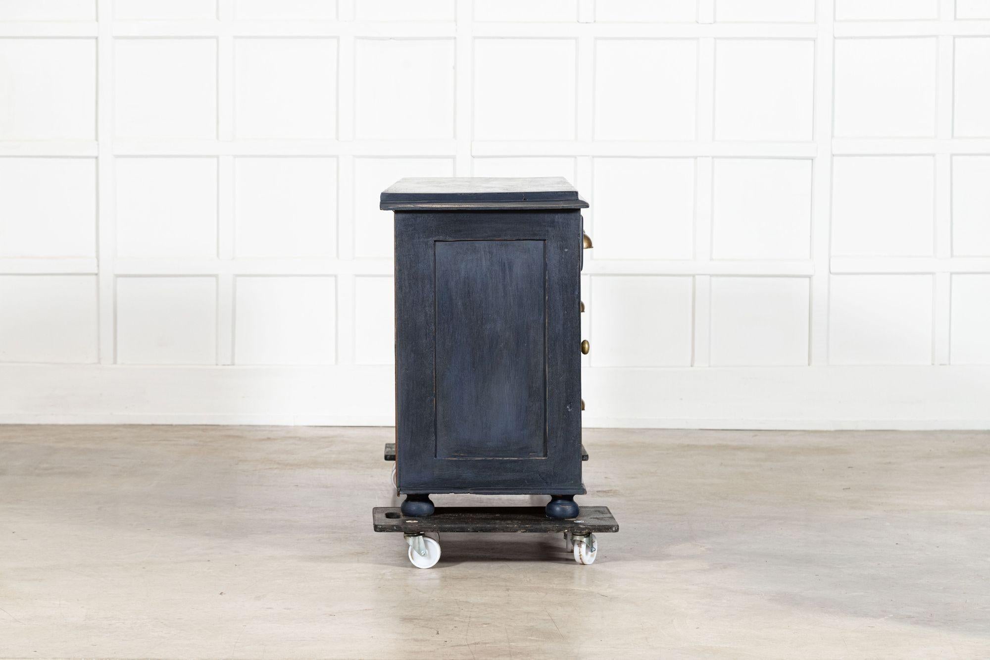 Base per cassettone in pino dipinto inglese del XIX secolo in vendita 7