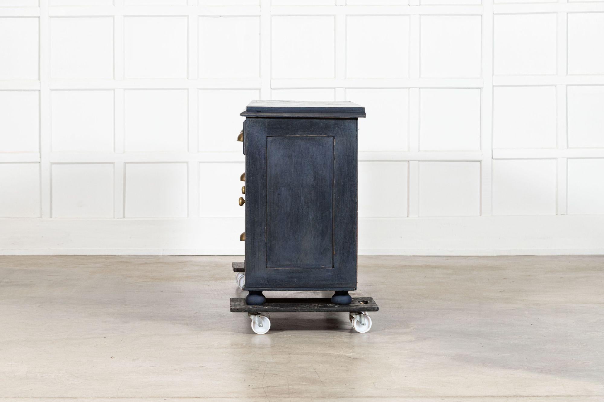 Base per cassettone in pino dipinto inglese del XIX secolo in vendita 9