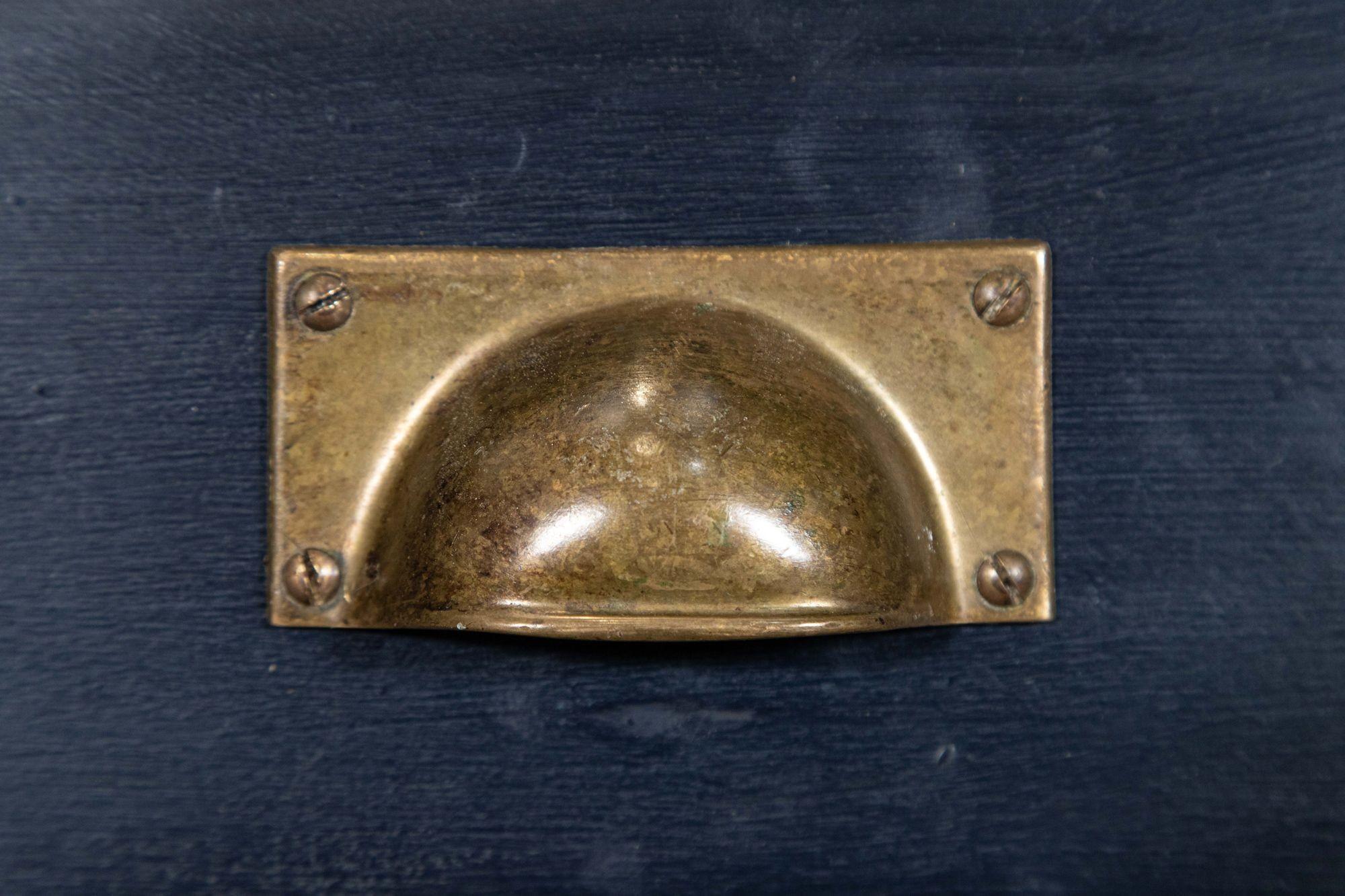 Base per cassettone in pino dipinto inglese del XIX secolo in vendita 11