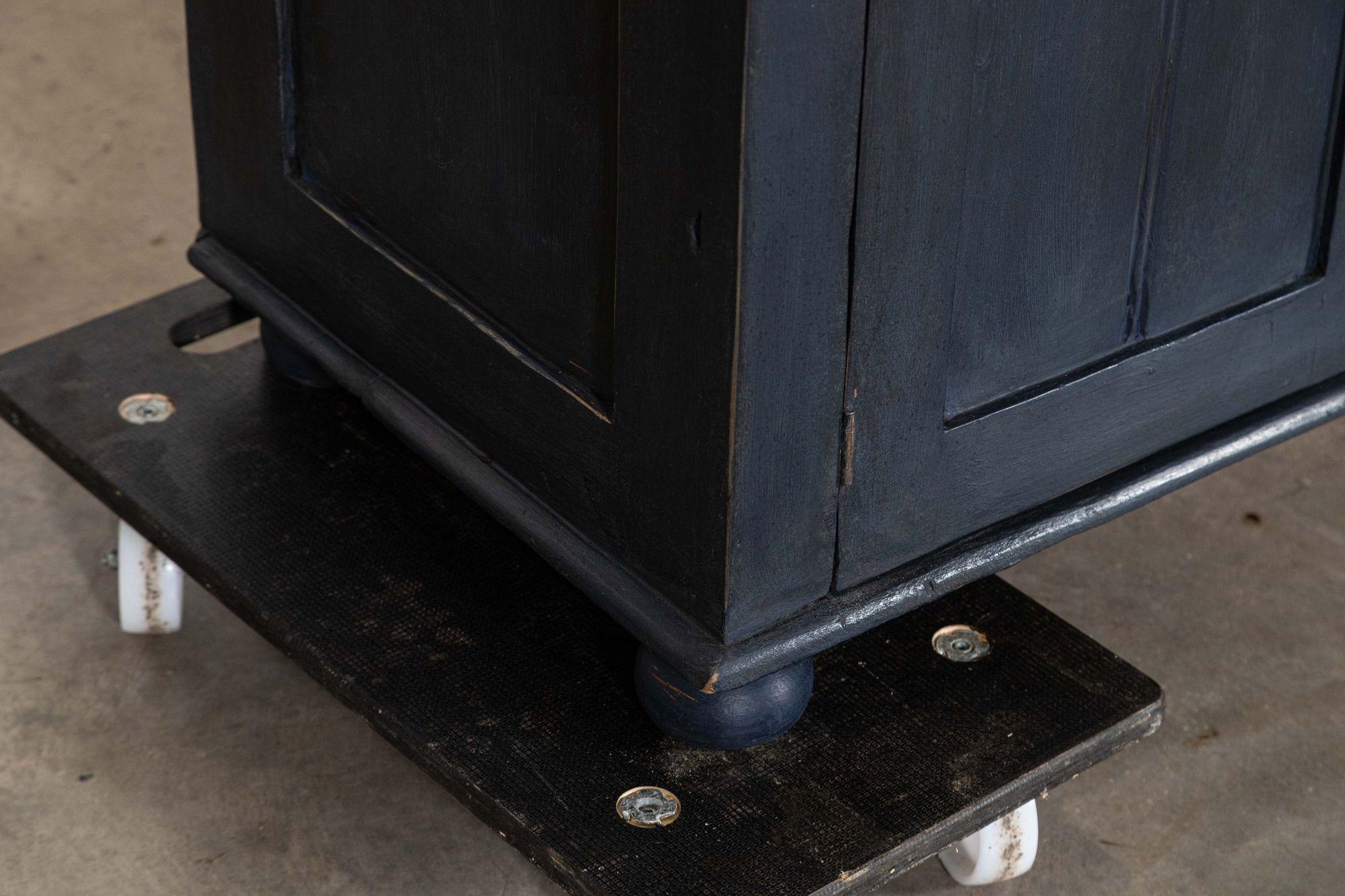 Base per cassettone in pino dipinto inglese del XIX secolo in vendita 13