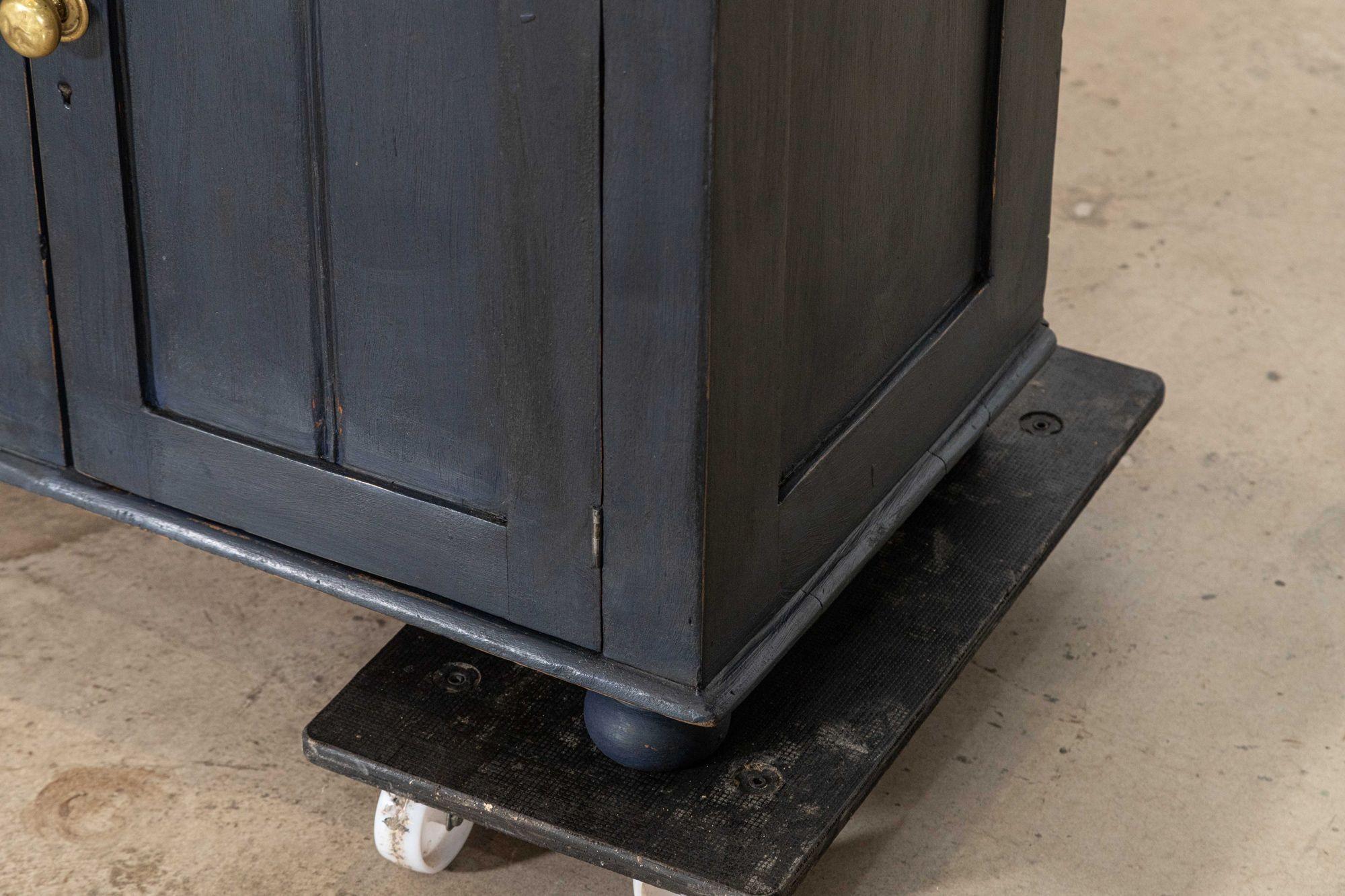 Base per cassettone in pino dipinto inglese del XIX secolo in vendita 14