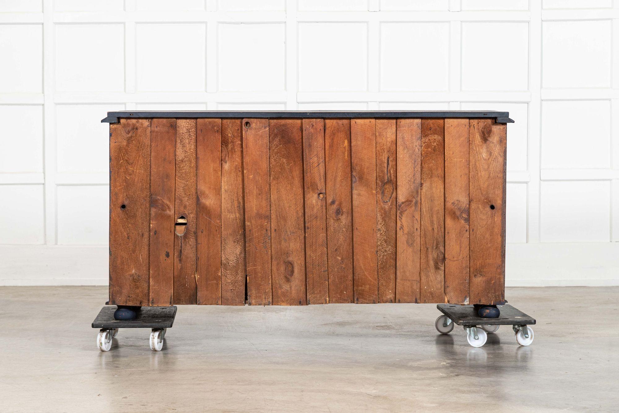 Base per cassettone in pino dipinto inglese del XIX secolo in vendita 15