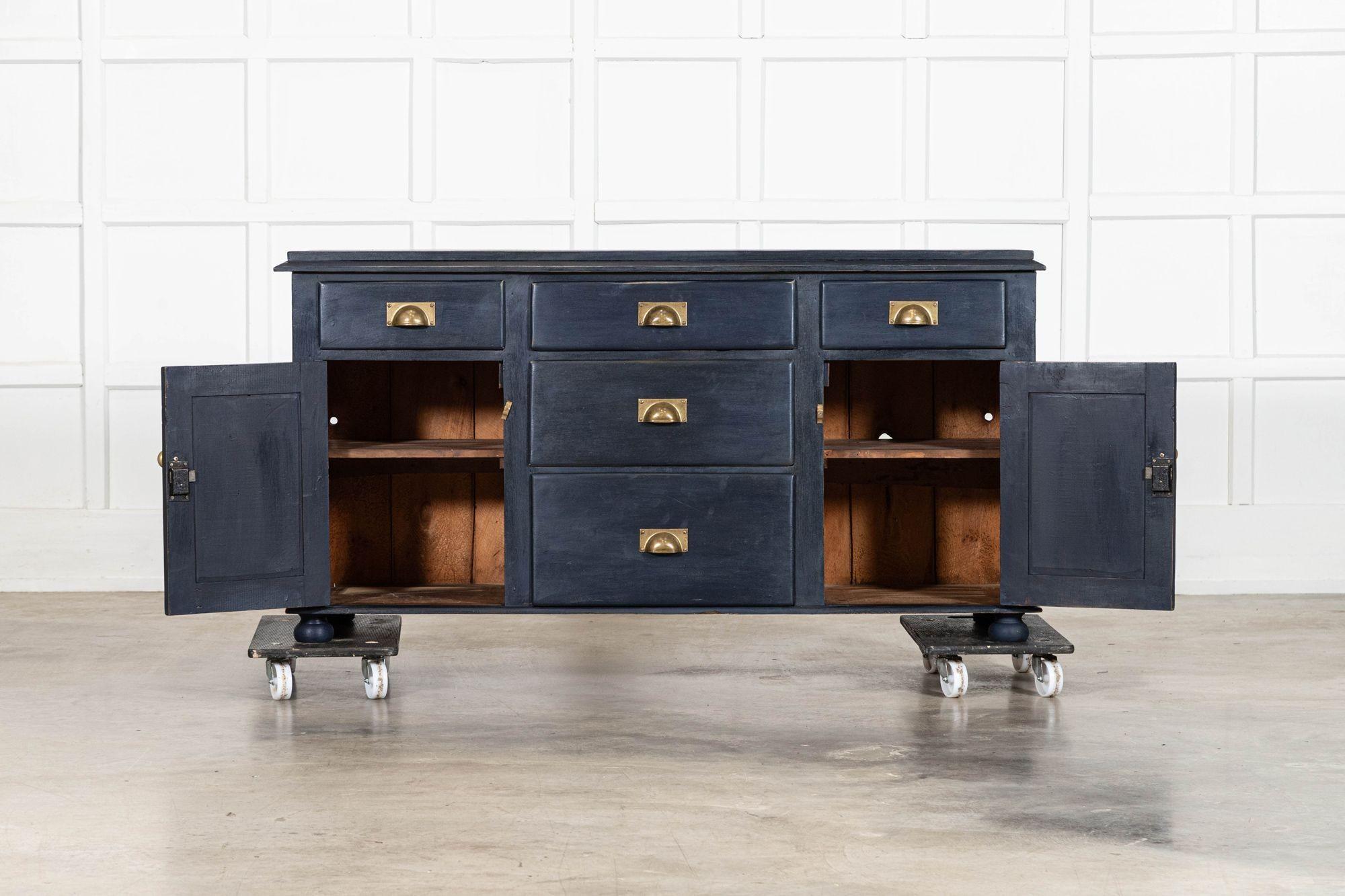 circa 1890
Base per cassettone in pino dipinto inglese del XIX secolo
sku 2113
(Blu scuro)
L 152 cm D 50 cm H 78 cm
profondità del ripiano 36 cm
peso 43kg