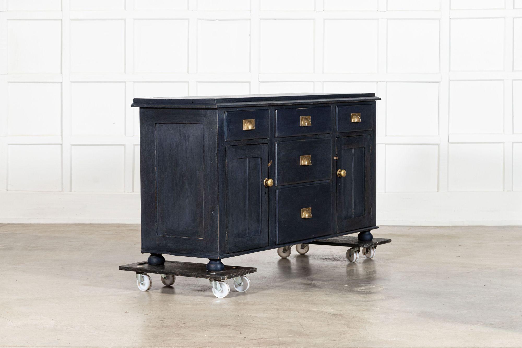 Base per cassettone in pino dipinto inglese del XIX secolo In condizioni buone in vendita a Staffordshire, GB