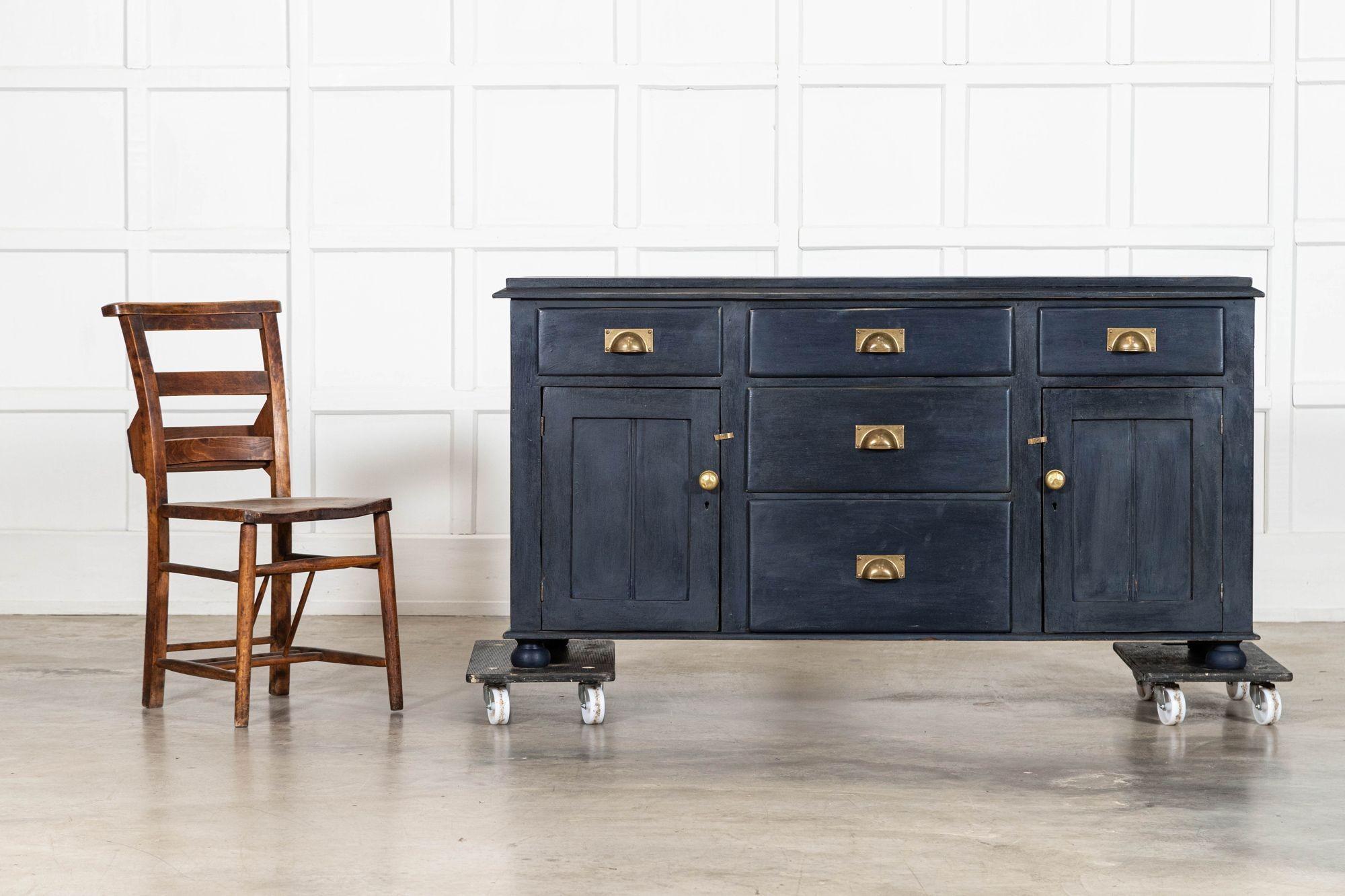 Pino Base per cassettone in pino dipinto inglese del XIX secolo in vendita