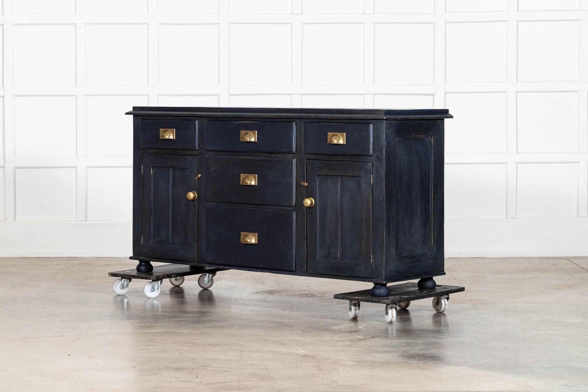 Base per cassettone in pino dipinto inglese del XIX secolo in vendita 1