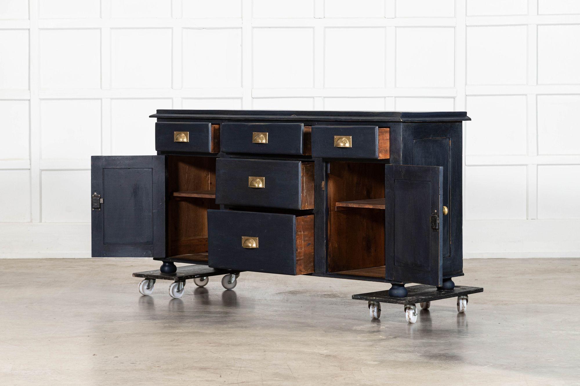 Base per cassettone in pino dipinto inglese del XIX secolo in vendita 2