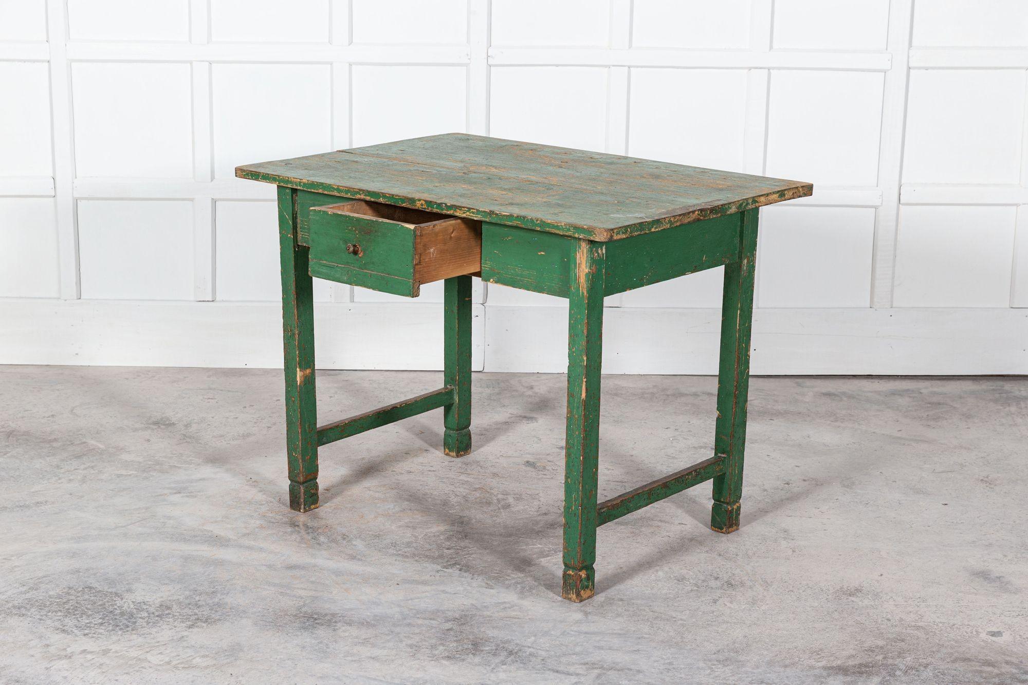 um 1880
englischer Tisch aus bemalter Kiefer aus dem 19
Maße: B 108 x T 77 x H 83cm.
   