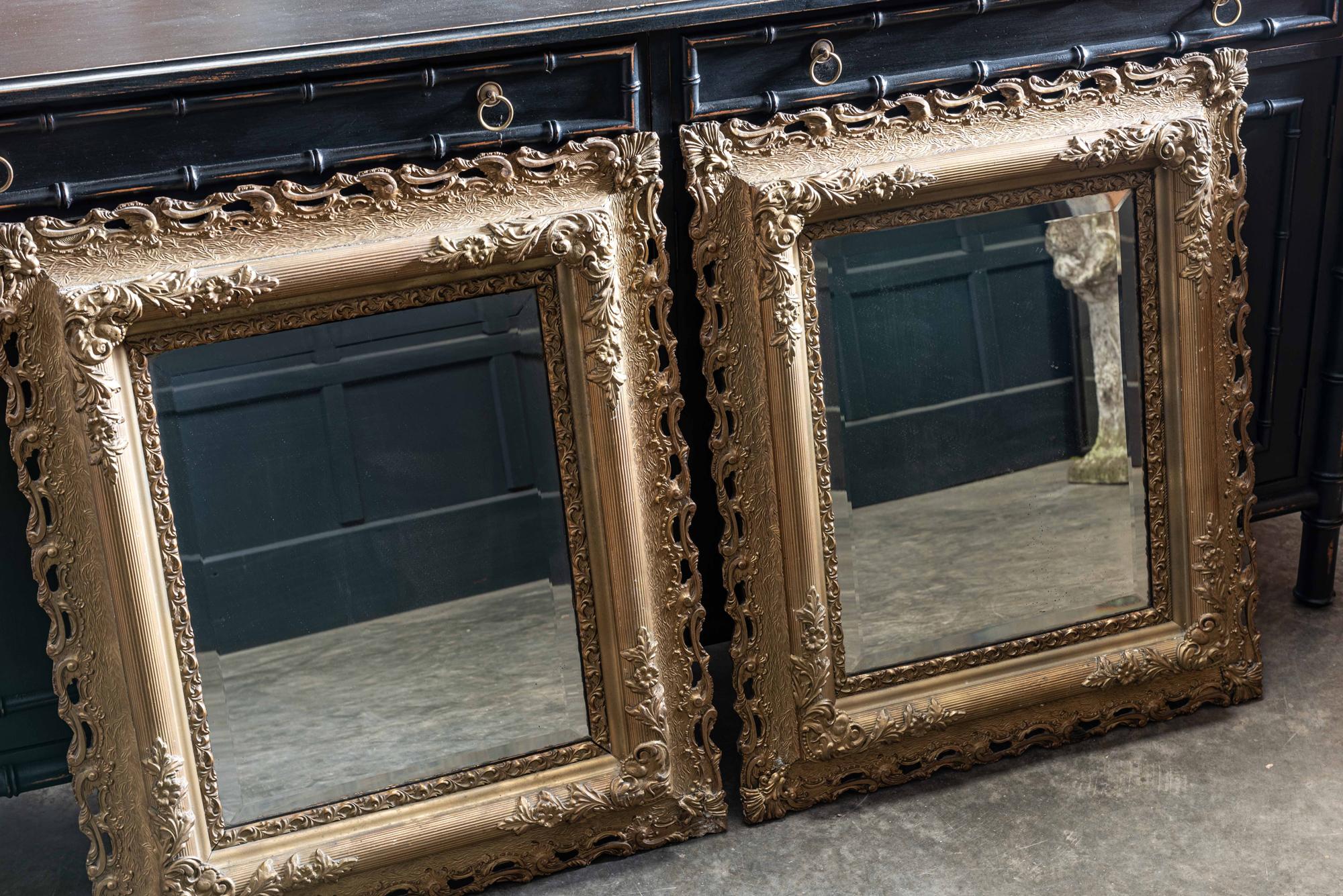 Victorien Paire de miroirs anglais en bois doré sculpté et plâtre du 19ème siècle en vente