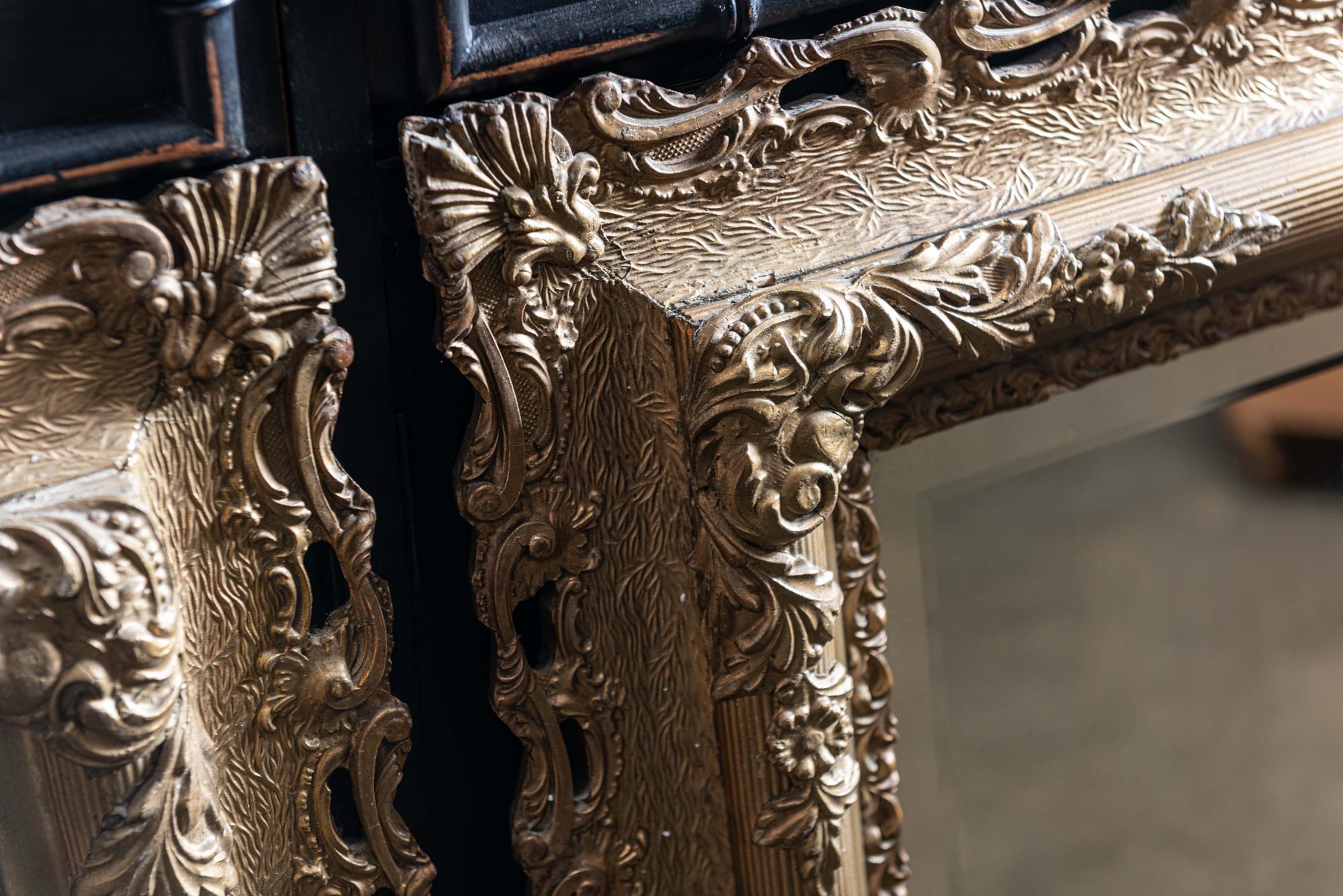 Britannique Paire de miroirs anglais en bois doré sculpté et plâtre du 19ème siècle en vente
