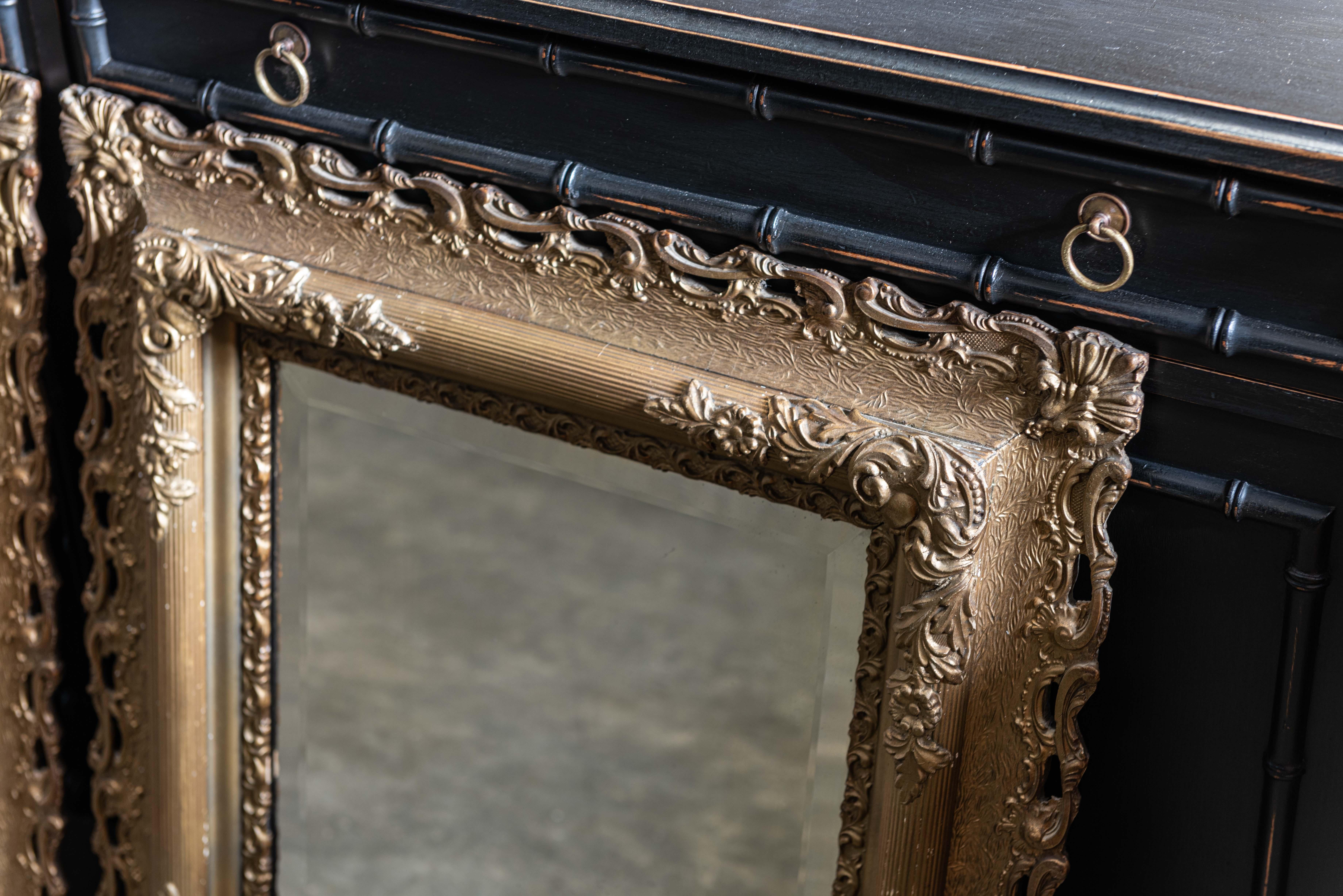 XIXe siècle Paire de miroirs anglais en bois doré sculpté et plâtre du 19ème siècle en vente