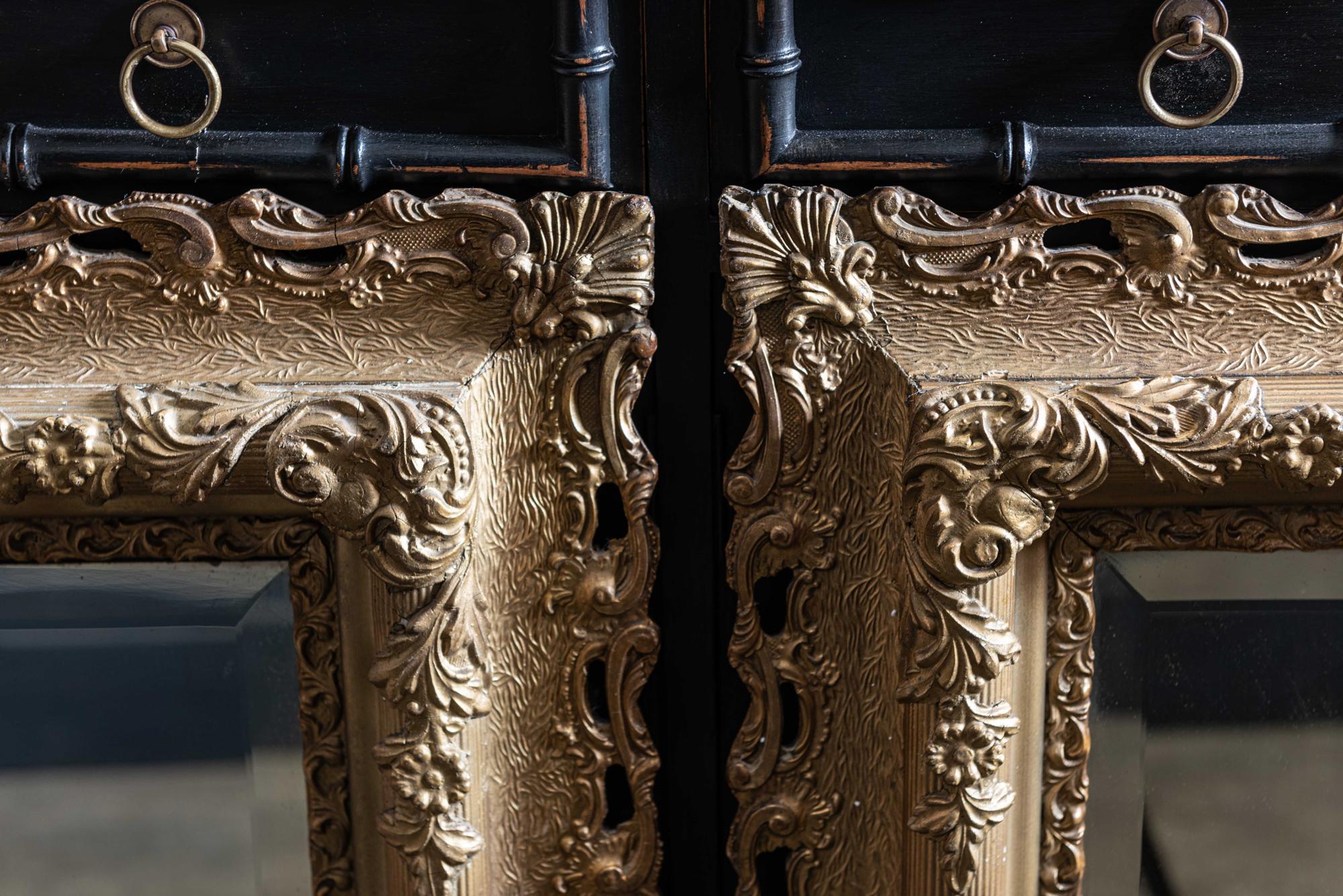 Pin Paire de miroirs anglais en bois doré sculpté et plâtre du 19ème siècle en vente