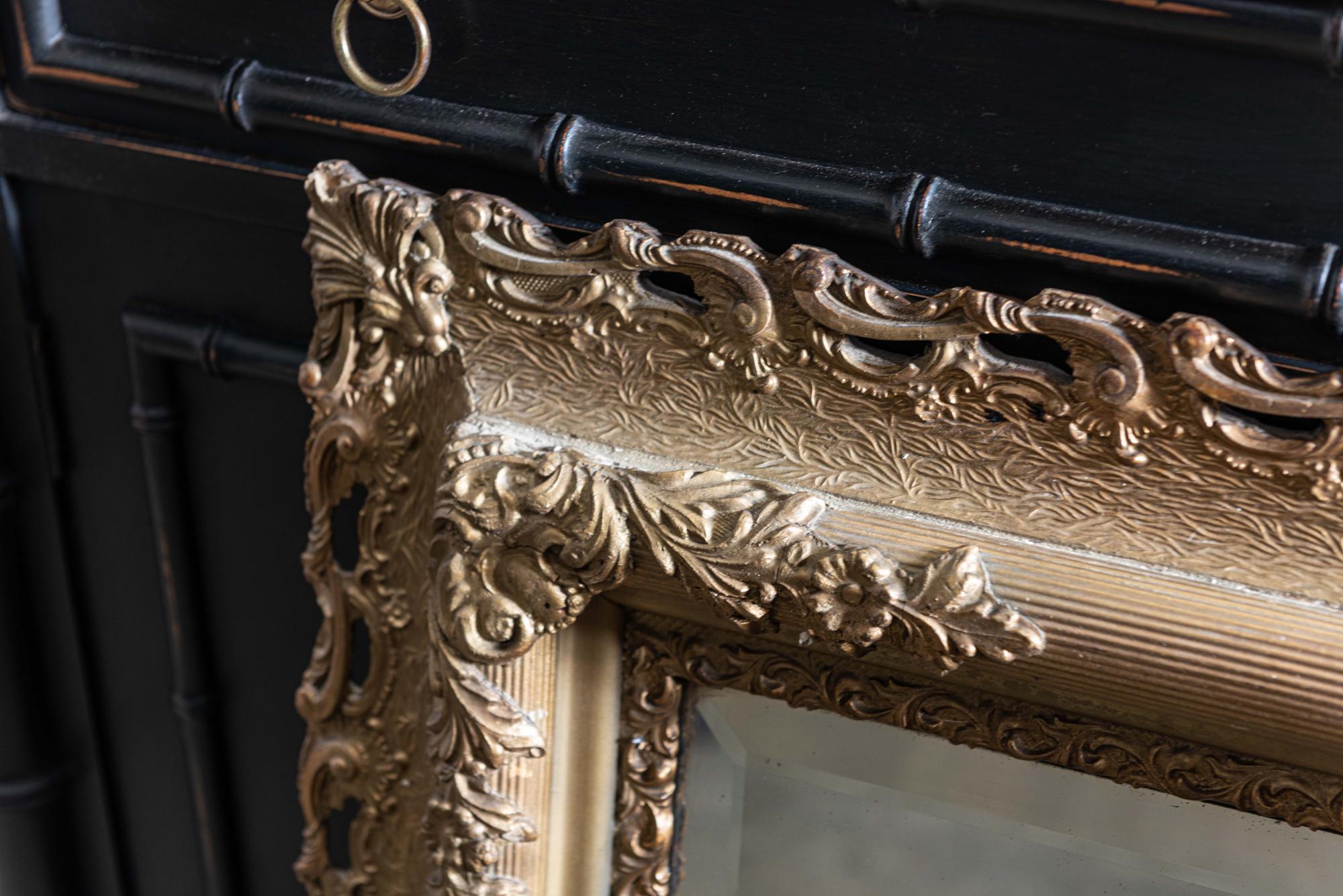 Paire de miroirs anglais en bois doré sculpté et plâtre du 19ème siècle en vente 1