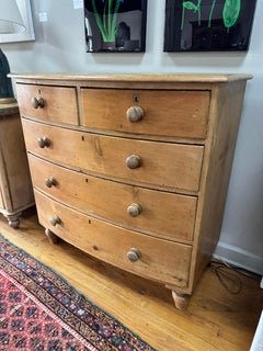 Commode victorienne anglaise en pin à façade bombée, années 1880, 2 tiroirs sur 3