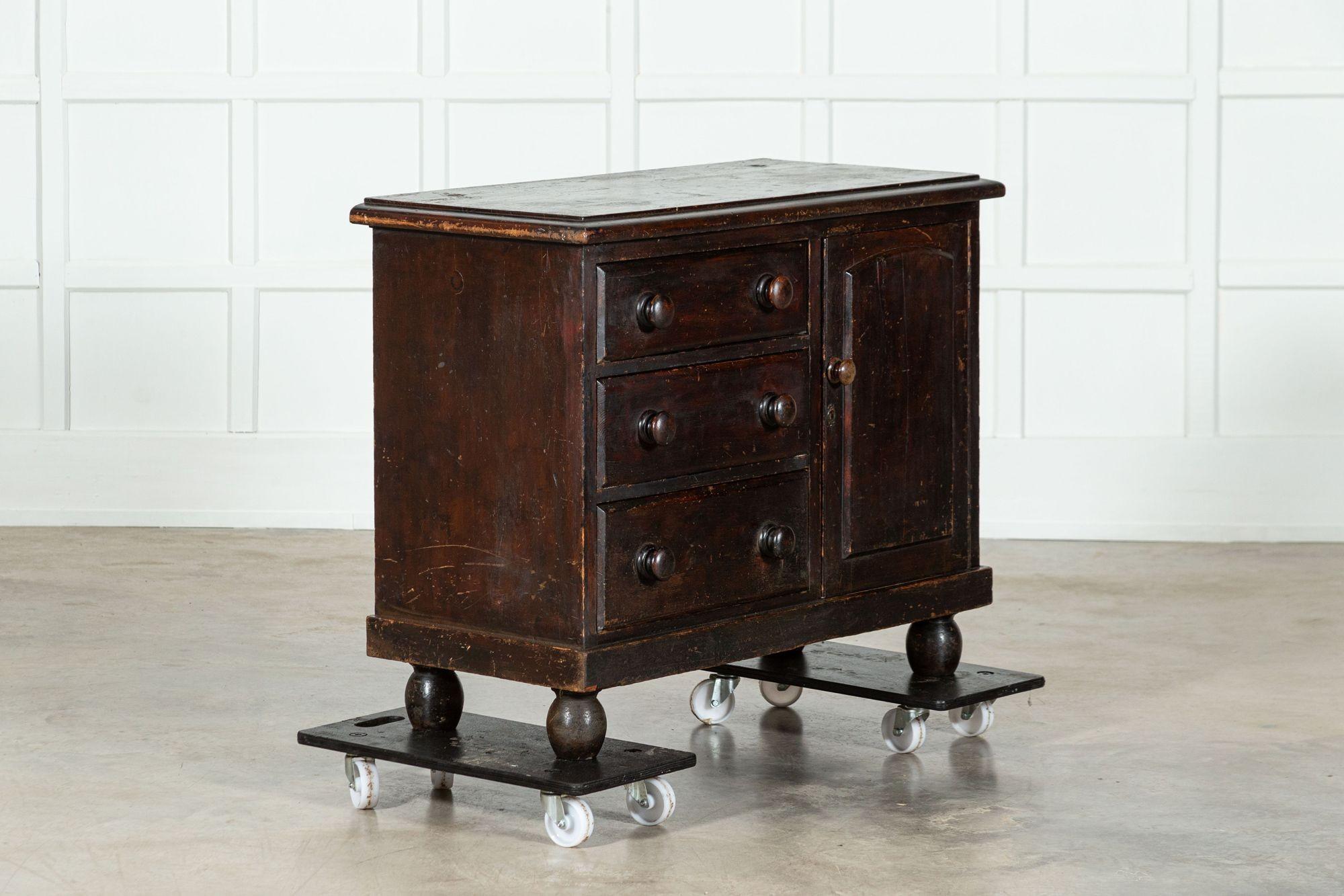 circa 1870
Base per comò in pino inglese del XIX secolo
sku 1890
W108 x D48 x H84 cm
Profondità interna del ripiano 40 cm
Peso 28 kg