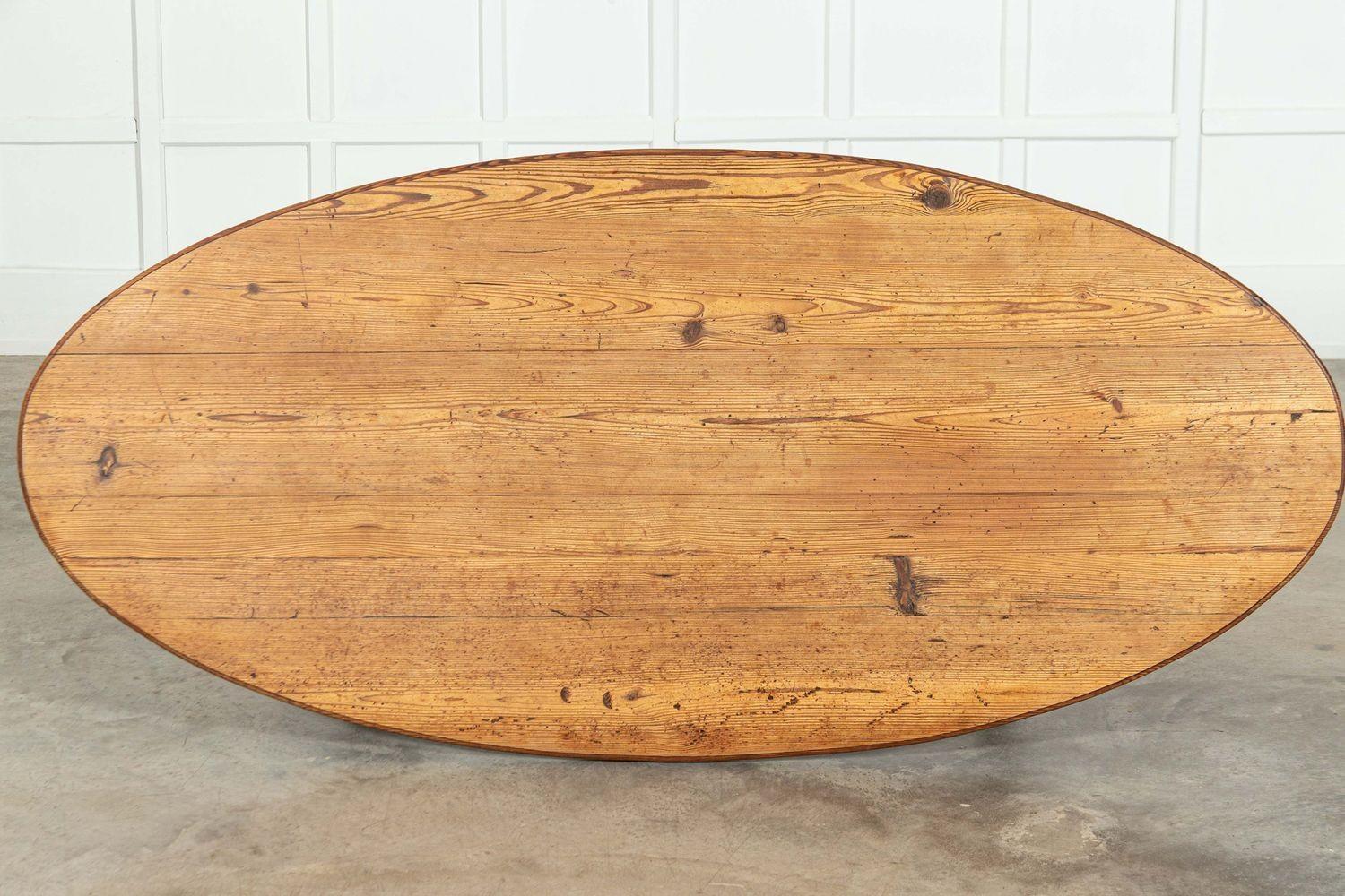 Table de salle à manger ovale en pin et bois fruitier anglais du 19e siècle en vente 5