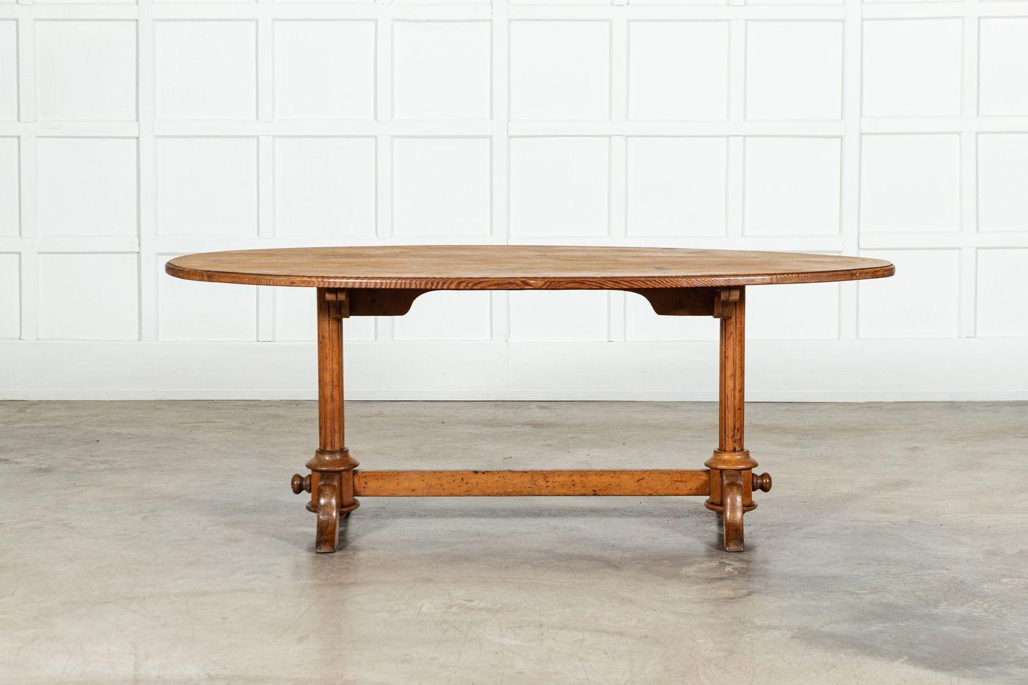 Table de salle à manger ovale en pin et bois fruitier anglais du 19e siècle en vente 8