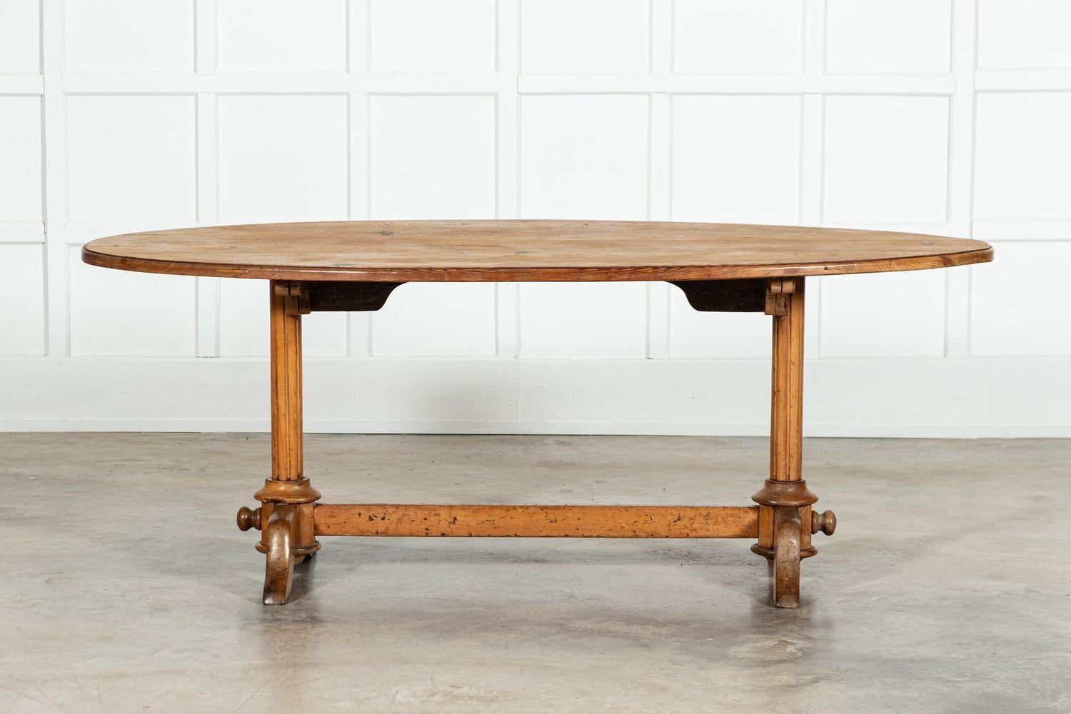 vers 1890
Table de salle à manger ovale en pin et bois fruitier anglais du 19e siècle
sku 1911
W196 x D90 x H74 cm
Poids 41 kg