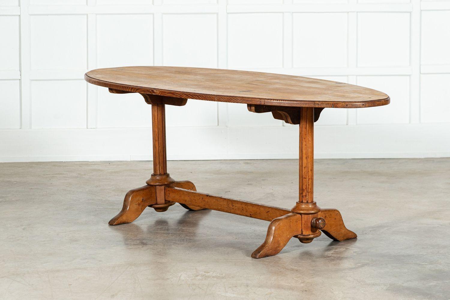 Table de salle à manger ovale en pin et bois fruitier anglais du 19e siècle Bon état - En vente à Staffordshire, GB