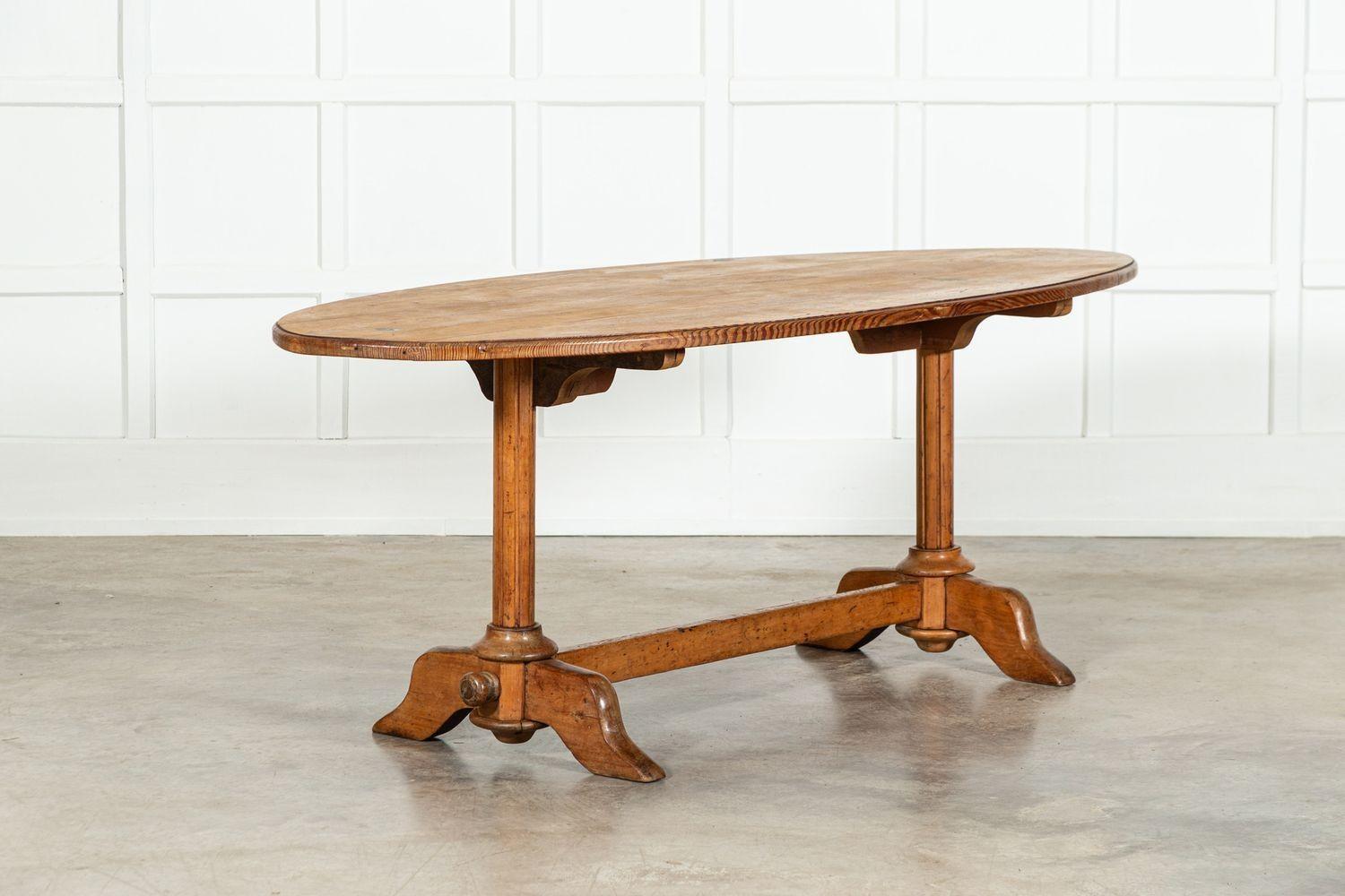 XIXe siècle Table de salle à manger ovale en pin et bois fruitier anglais du 19e siècle en vente