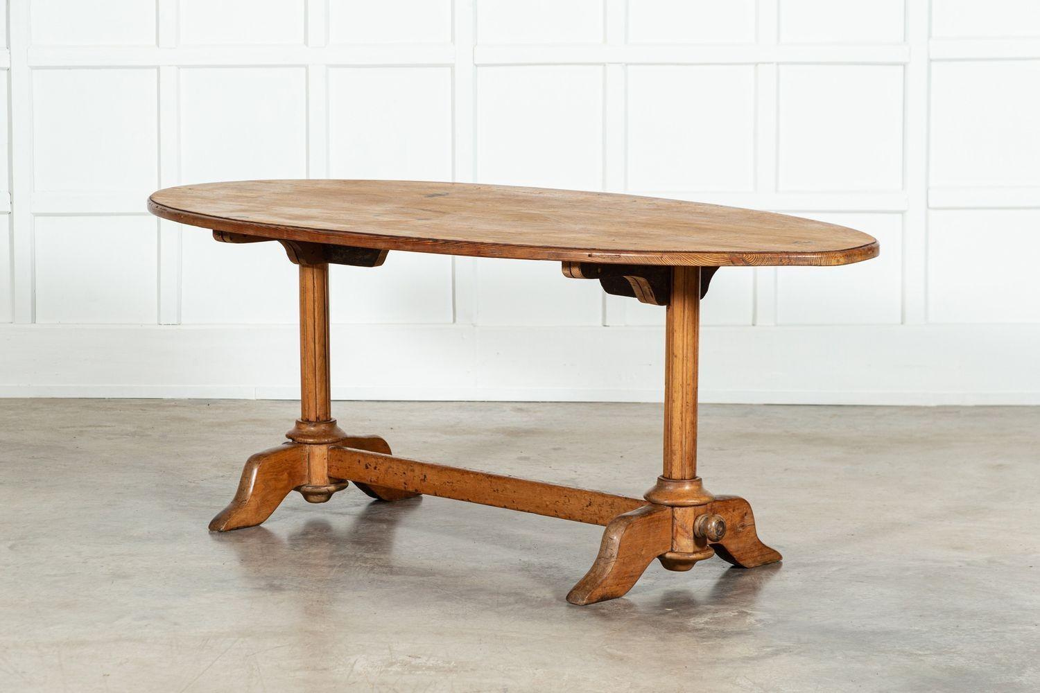 Table de salle à manger ovale en pin et bois fruitier anglais du 19e siècle en vente 1