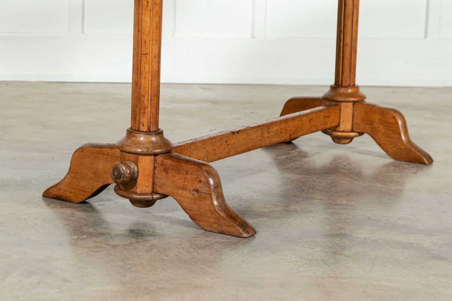 Table de salle à manger ovale en pin et bois fruitier anglais du 19e siècle en vente 4