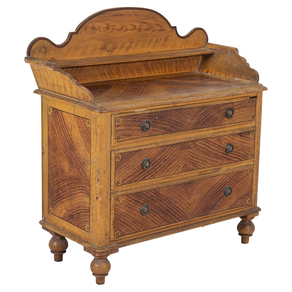 19. Jahrhundert Englische Kiefer Grain Painted Galleried Chest