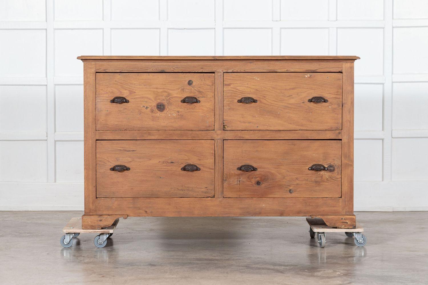 circa 1890
Cassettiera per merceria in pino inglese del XIX secolo
sku 1862
W162 x D59 x H100 cm
Peso 76 kg