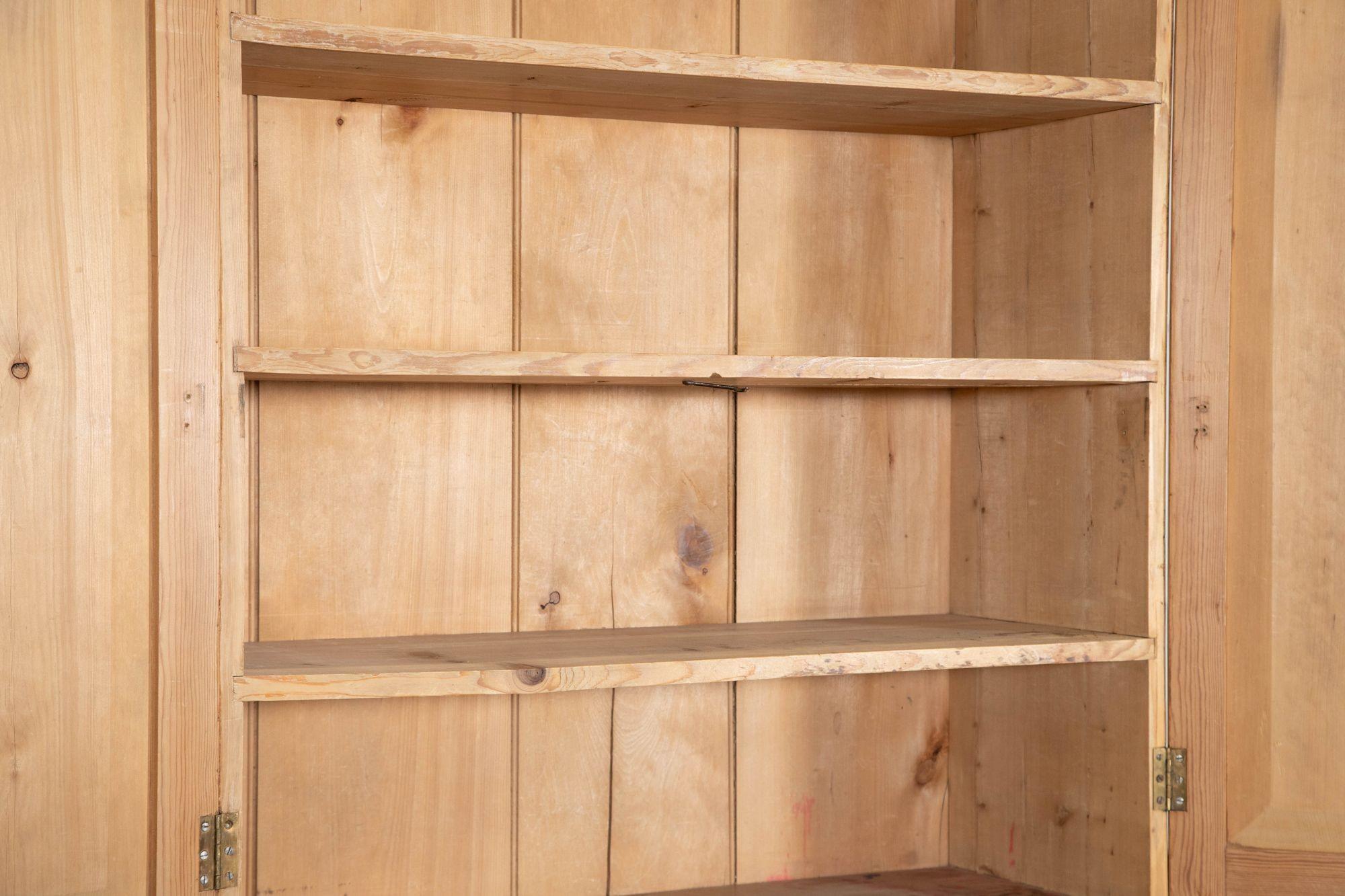 Armadio per biancheria in pino inglese del XIX secolo in vendita 10