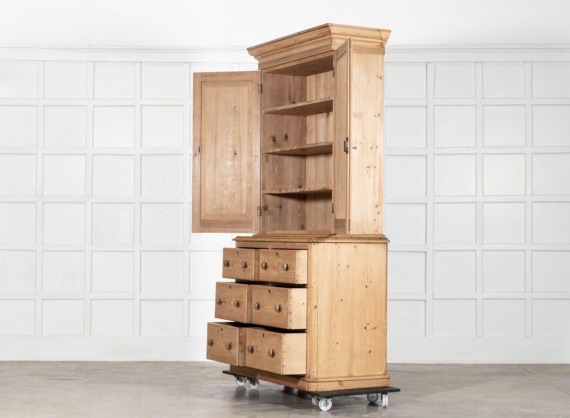 Armadio per biancheria in pino inglese del XIX secolo in vendita 2