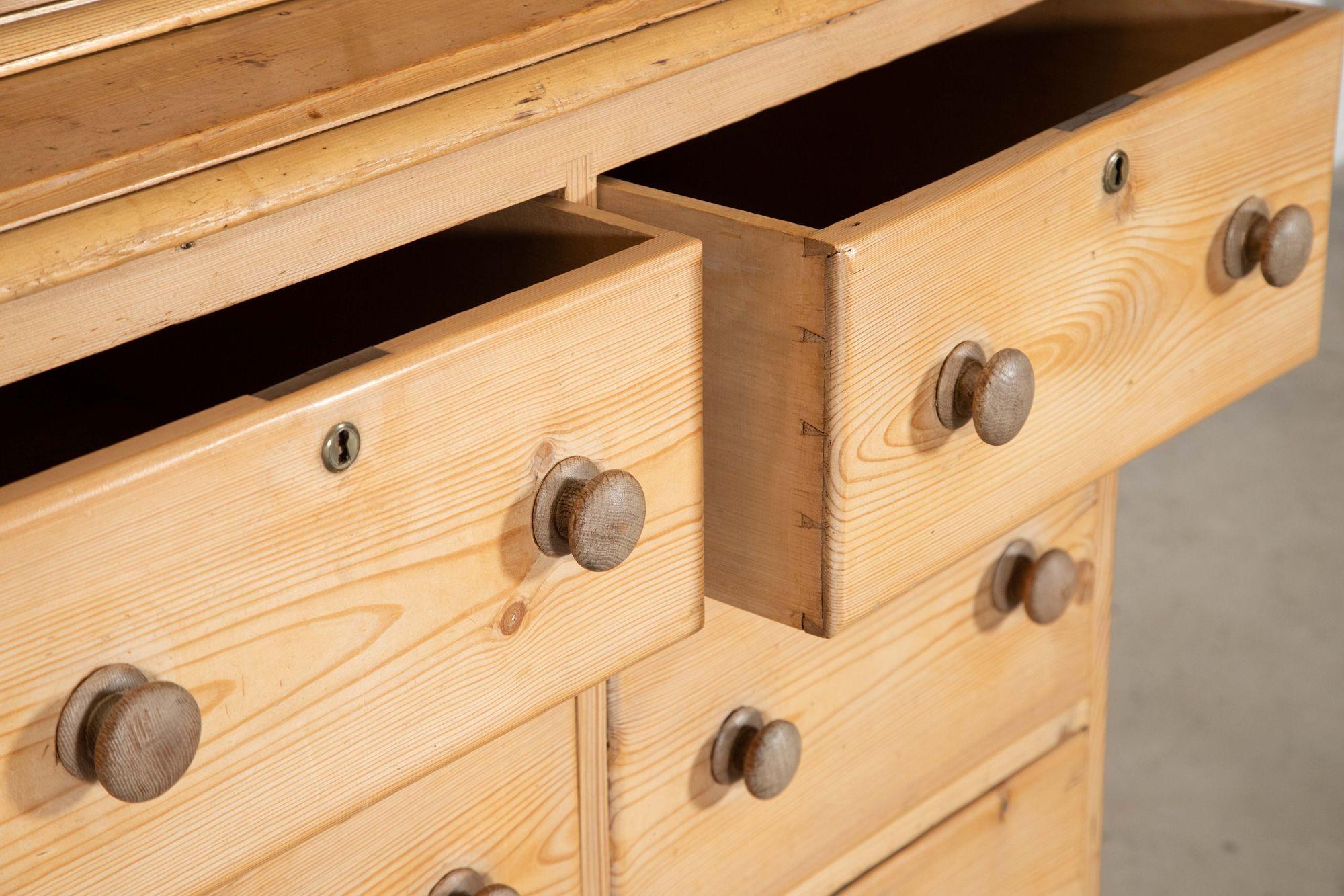 Armadio per biancheria in pino inglese del XIX secolo in vendita 5