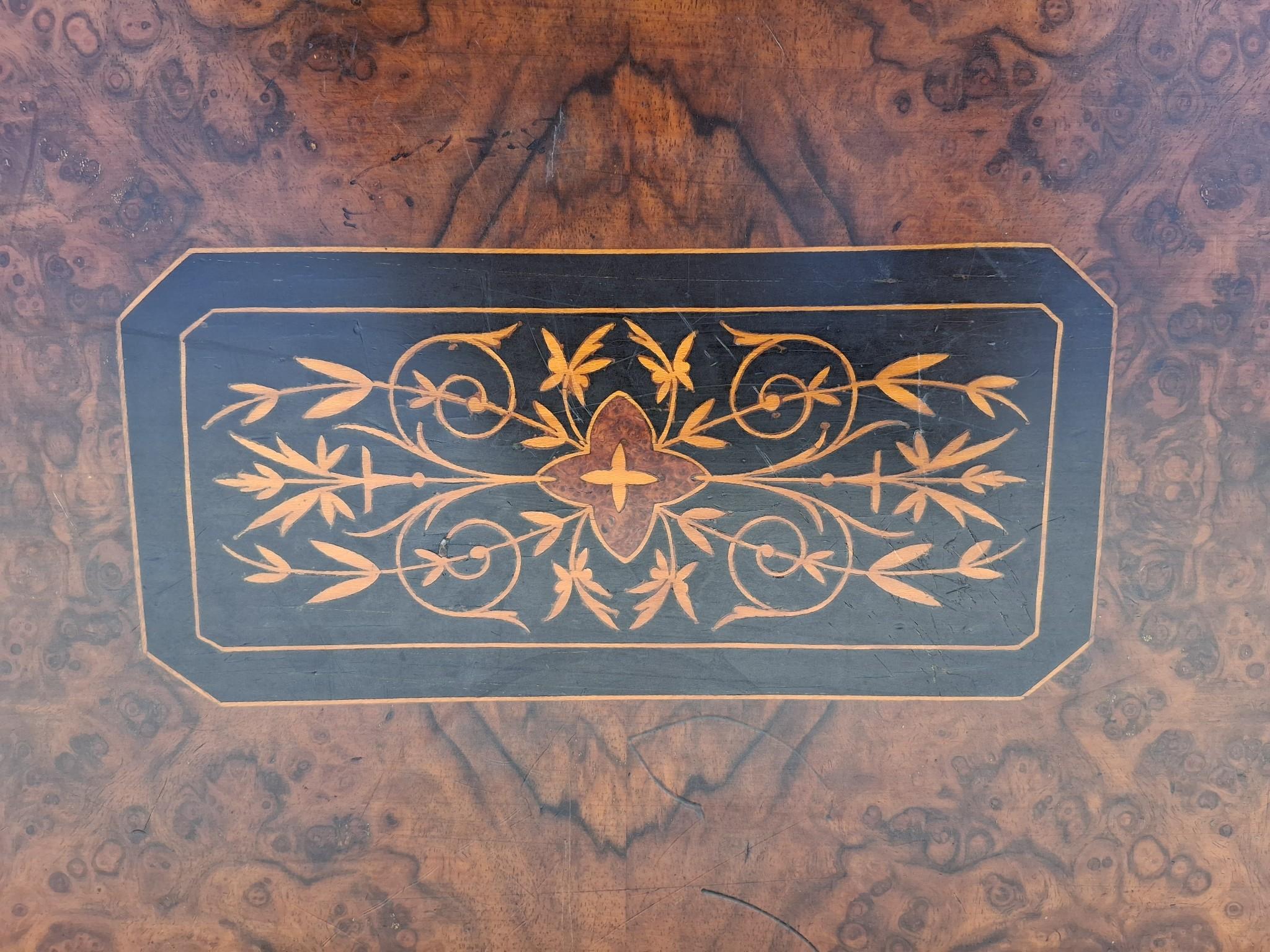 Mesa de juego/consola inglesa del siglo XIX con incrustaciones de madera de brezo en venta 5