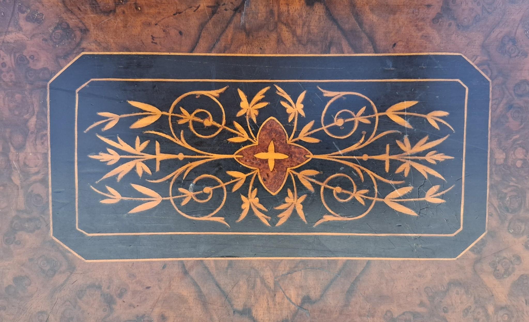 Mesa de juego/consola inglesa del siglo XIX con incrustaciones de madera de brezo en venta 13