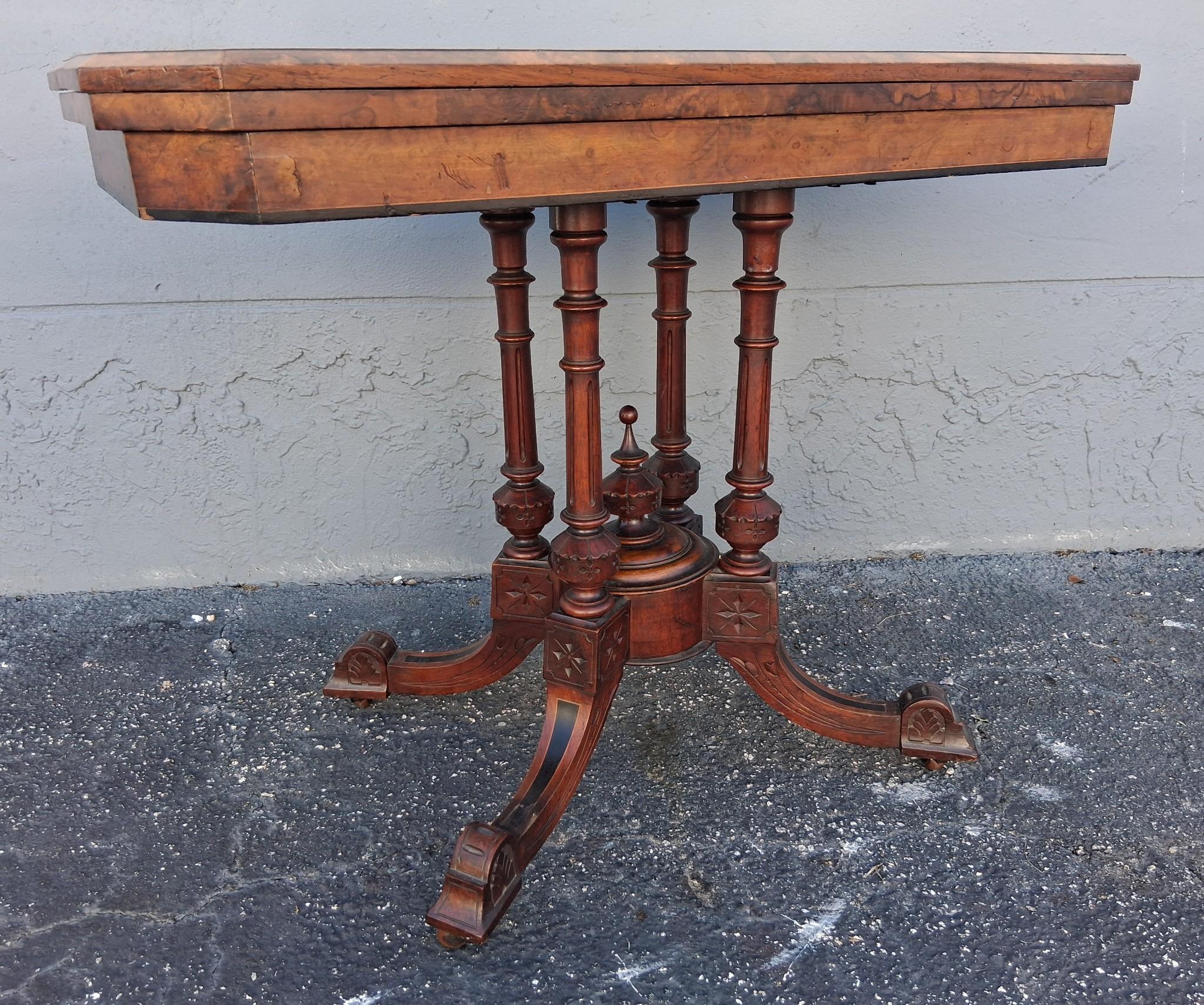 Mesa de juego/consola inglesa del siglo XIX con incrustaciones de madera de brezo Fines del siglo XIX en venta