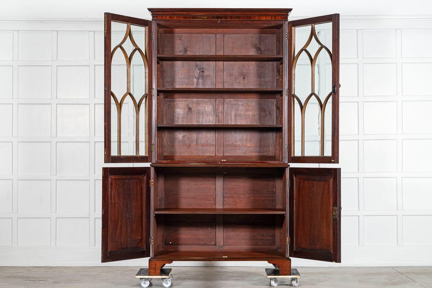 circa 1800
Libreria inglese Regency in mogano smaltato del XIX secolo
sku 1944
Base L123 x P59 x H98 cm
Profondità interna della base 51 cm
Piano W129 x D46 x H137 cm
Profondità del ripiano interno superiore 36 cm
Insieme W129 x D59 x H235 cm
Peso