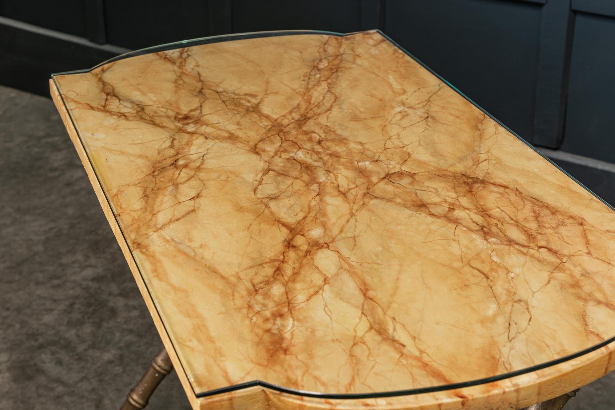 Britannique Table d'appoint anglaise du 19ème siècle en imitation marbre et verre et faux bambou en vente