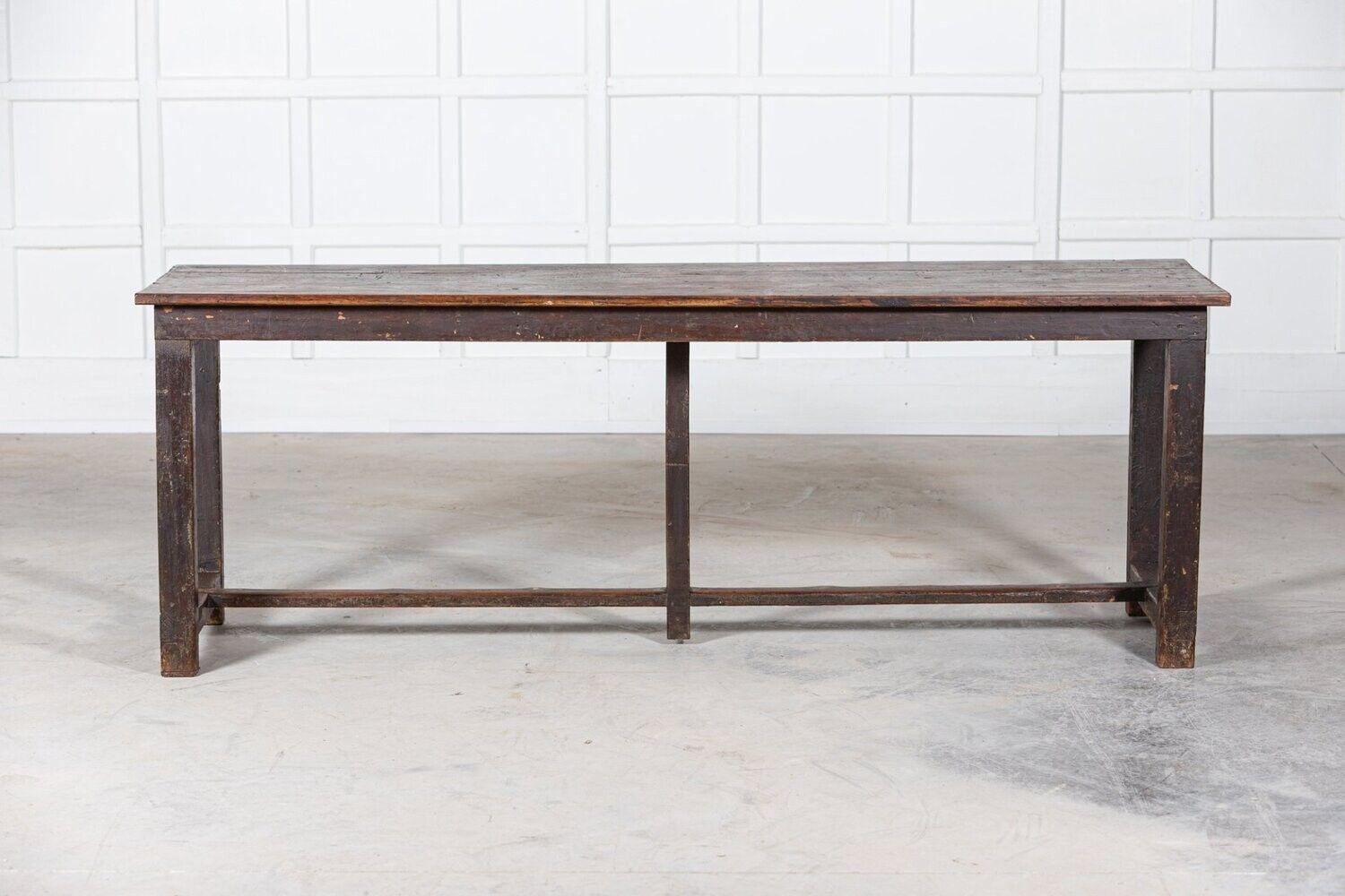vers 1870
Table de cuisine en pin vernaculaire anglais du 19e siècle
sku 1183
L208 x P60 x H75cm
tablier 65cm