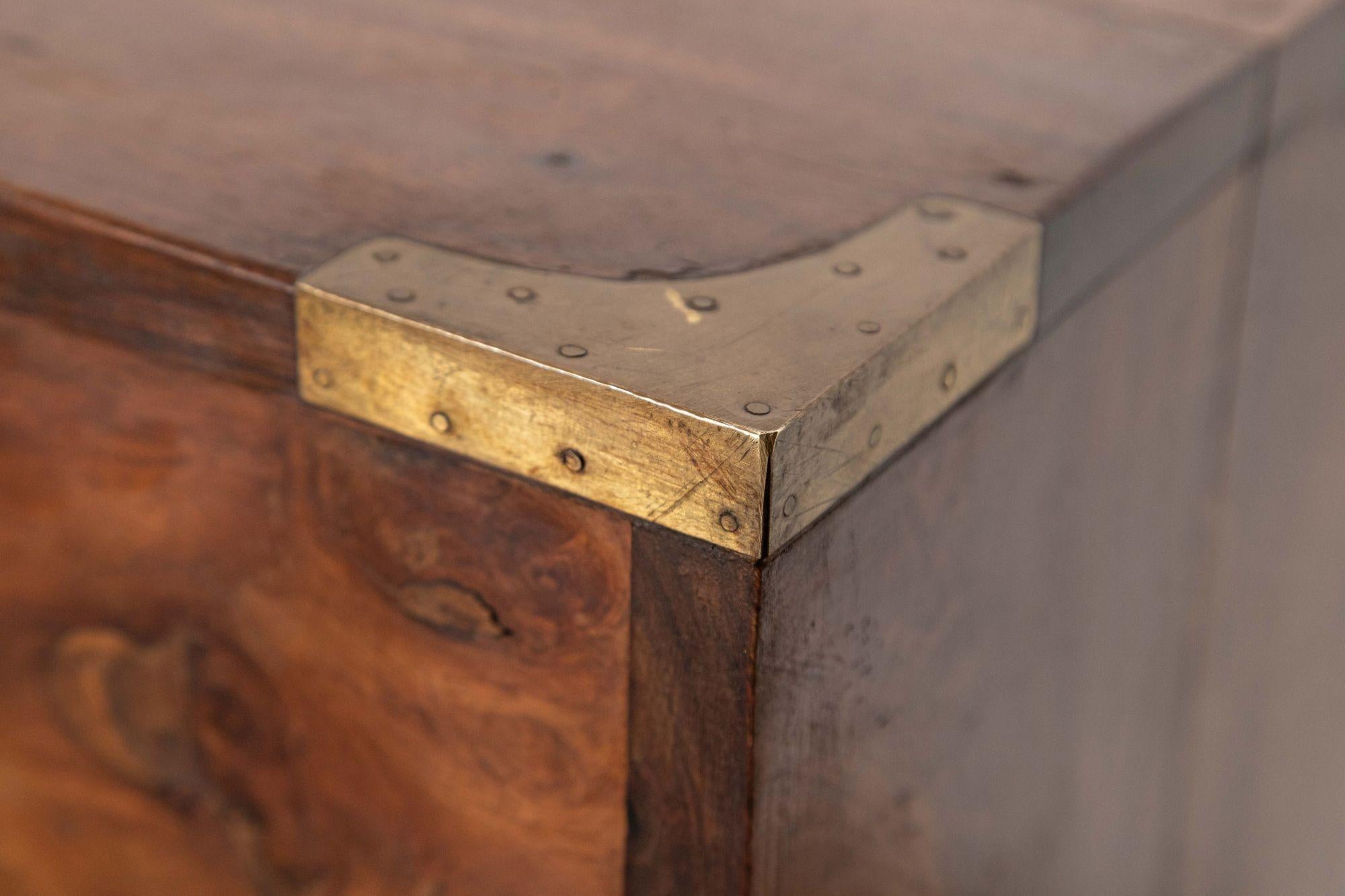 Cassettiera in noce inglese del XIX secolo Campaigner in vendita 6