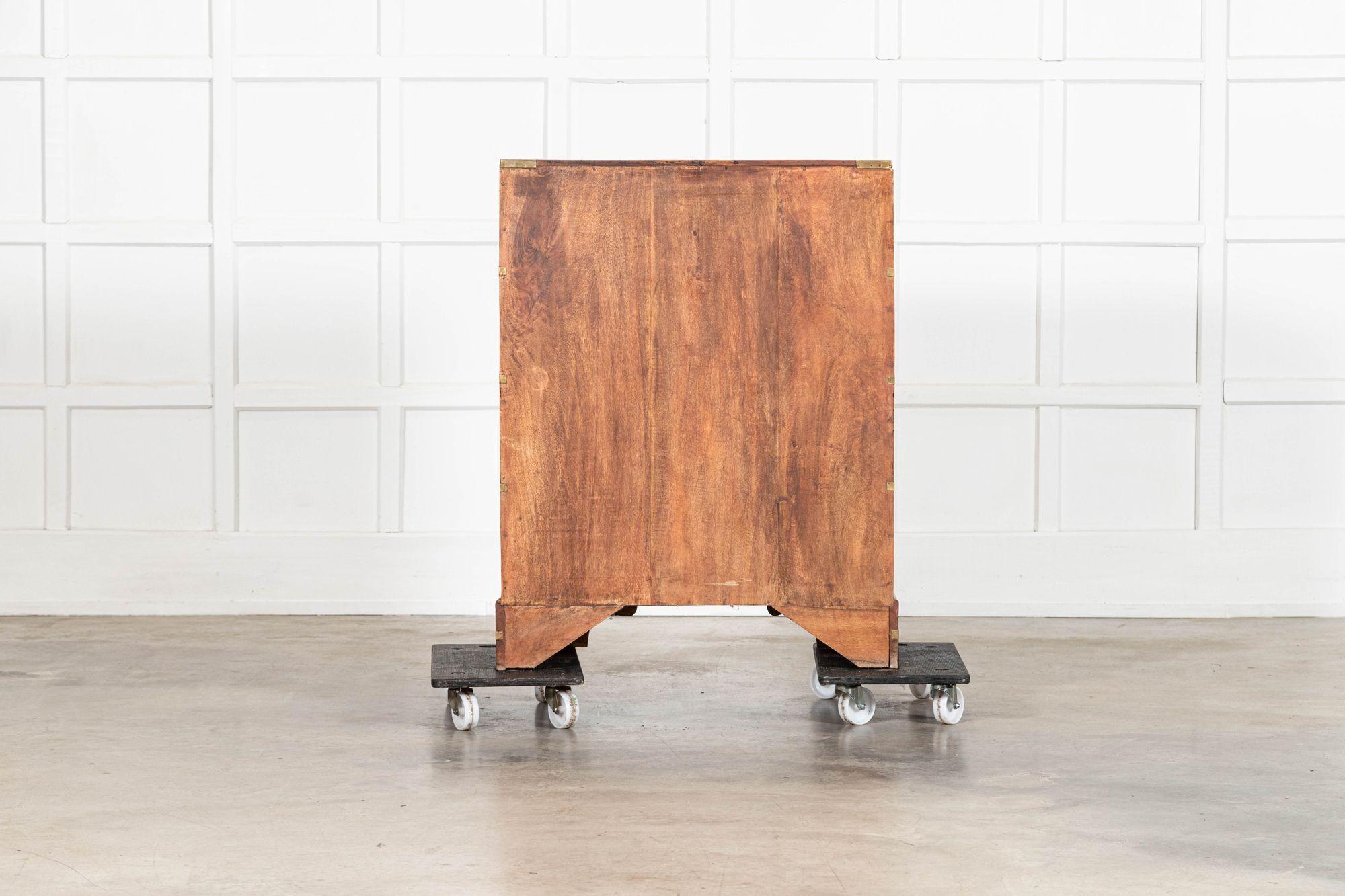 Cassettiera in noce inglese del XIX secolo Campaigner in vendita 9