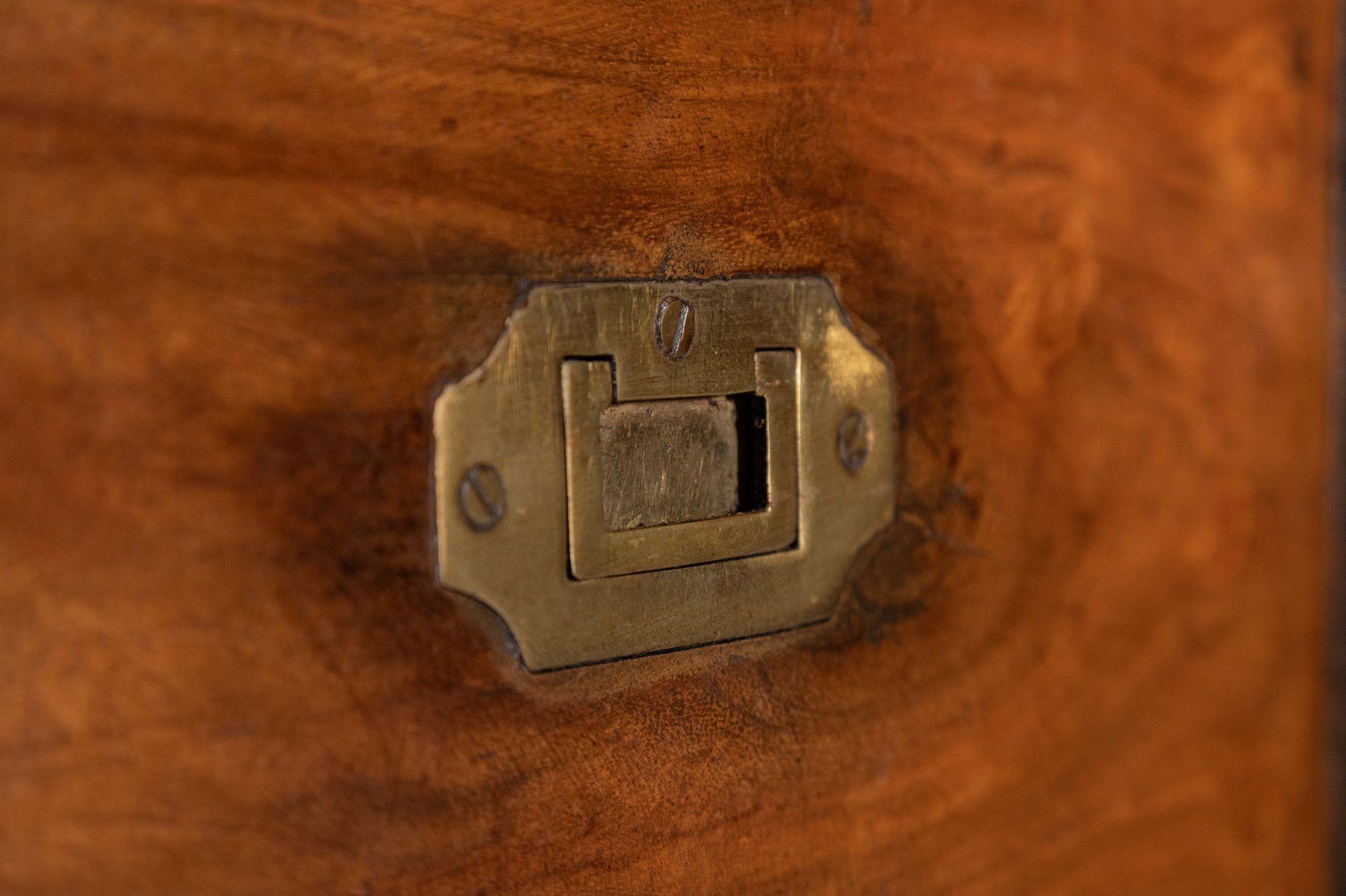 Cassettiera in noce inglese del XIX secolo Campaigner in vendita 5