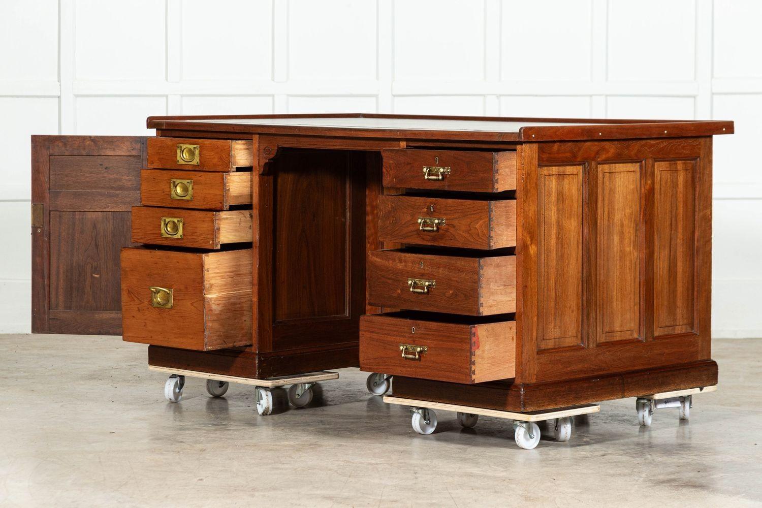 circa 1890
Scrivania in noce inglese del XIX secolo
Un esempio eccezionale
sku 1820
W157 x D94 x H78 cm
Peso 99 kg