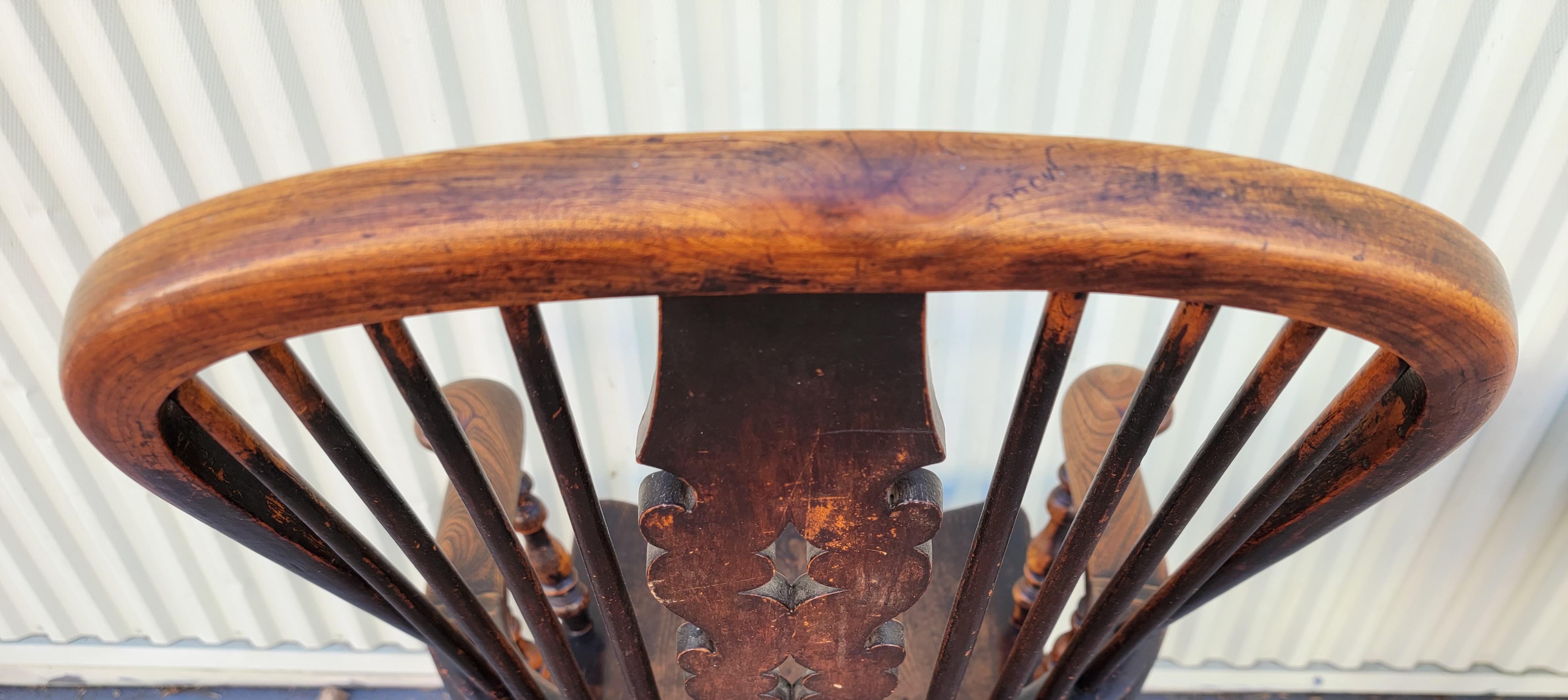 19Thc English Windsor Rocking Chair In Good Condition For Sale In Los Angeles, CA