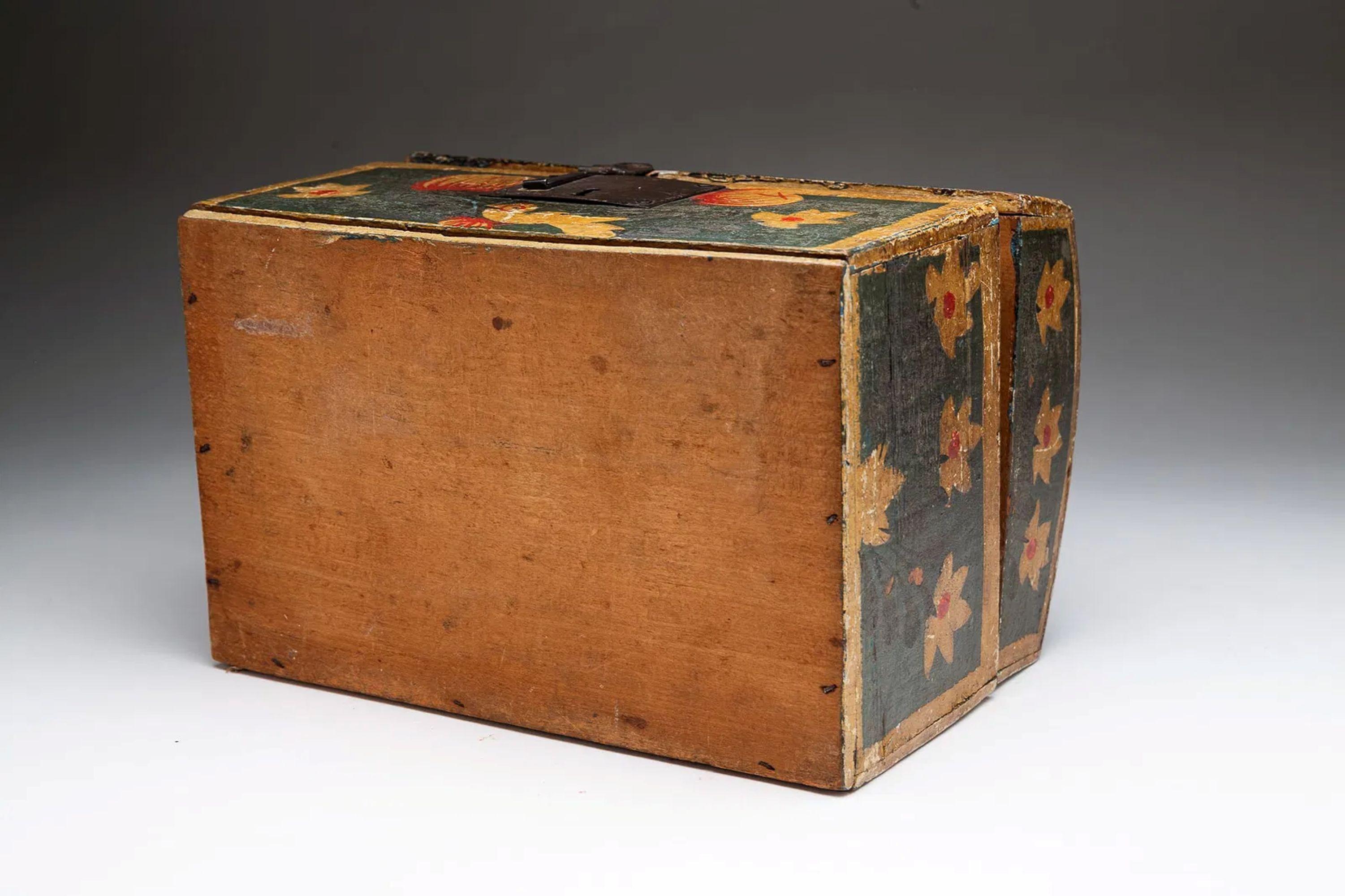 19thC European Polychrome-Decorated Beech Dome-Top Box In Good Condition For Sale In Houston, TX