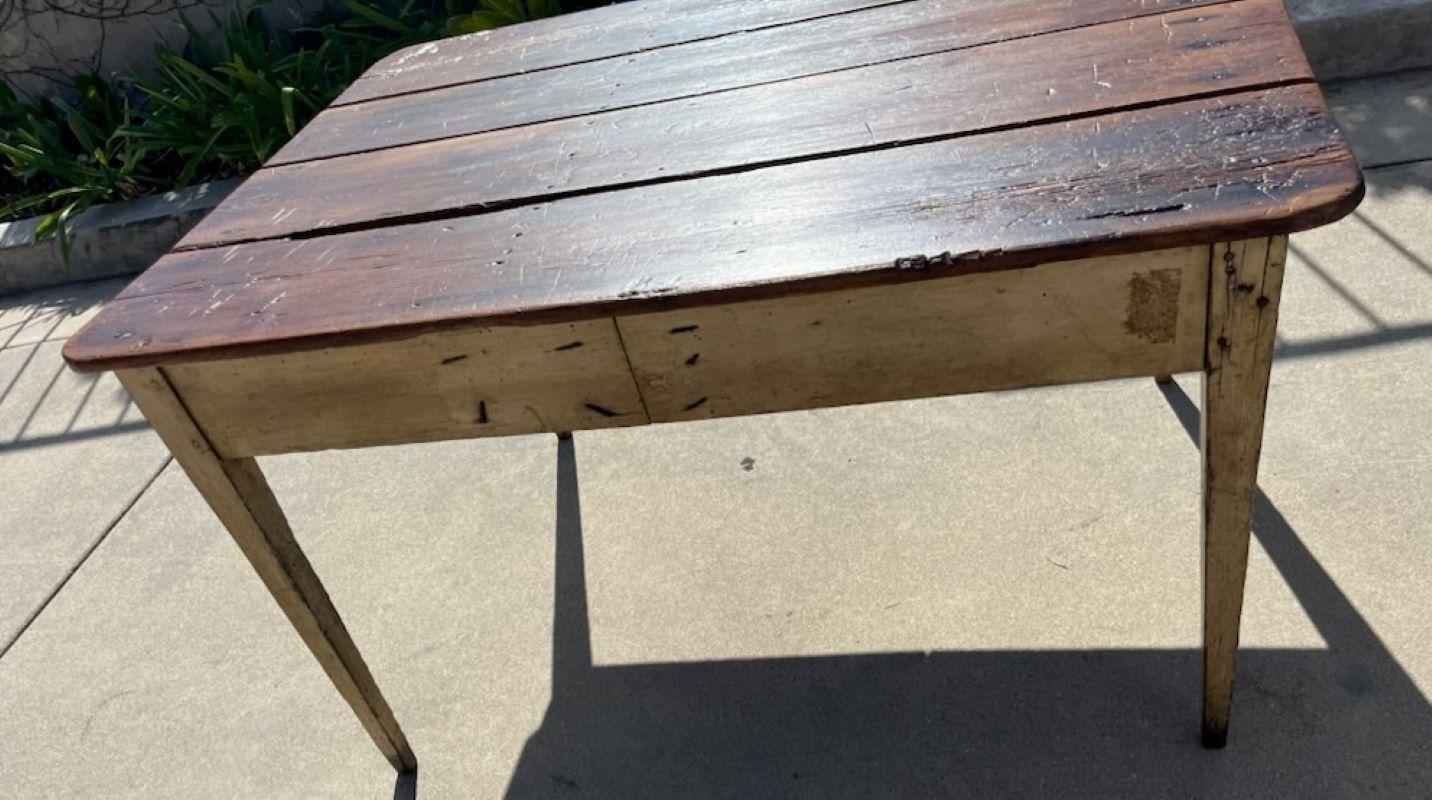 19Thc original mustard painted farm table from Ohio in great sturdy condition.The top of the scrub top table is early cut nails and a fine waxed top for eating on and fine strong condition.
Early peg and square nail construction.