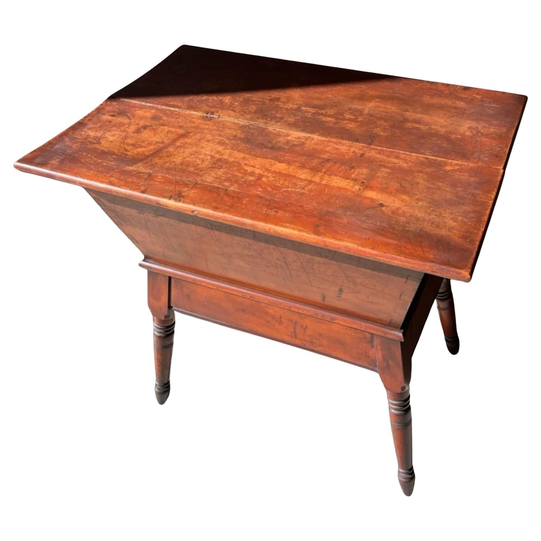 19Thc Dough tray - side table or end table stand with turned legs.The condition is so fine and dovetailed case.The walnut surface is beautiful patina.
