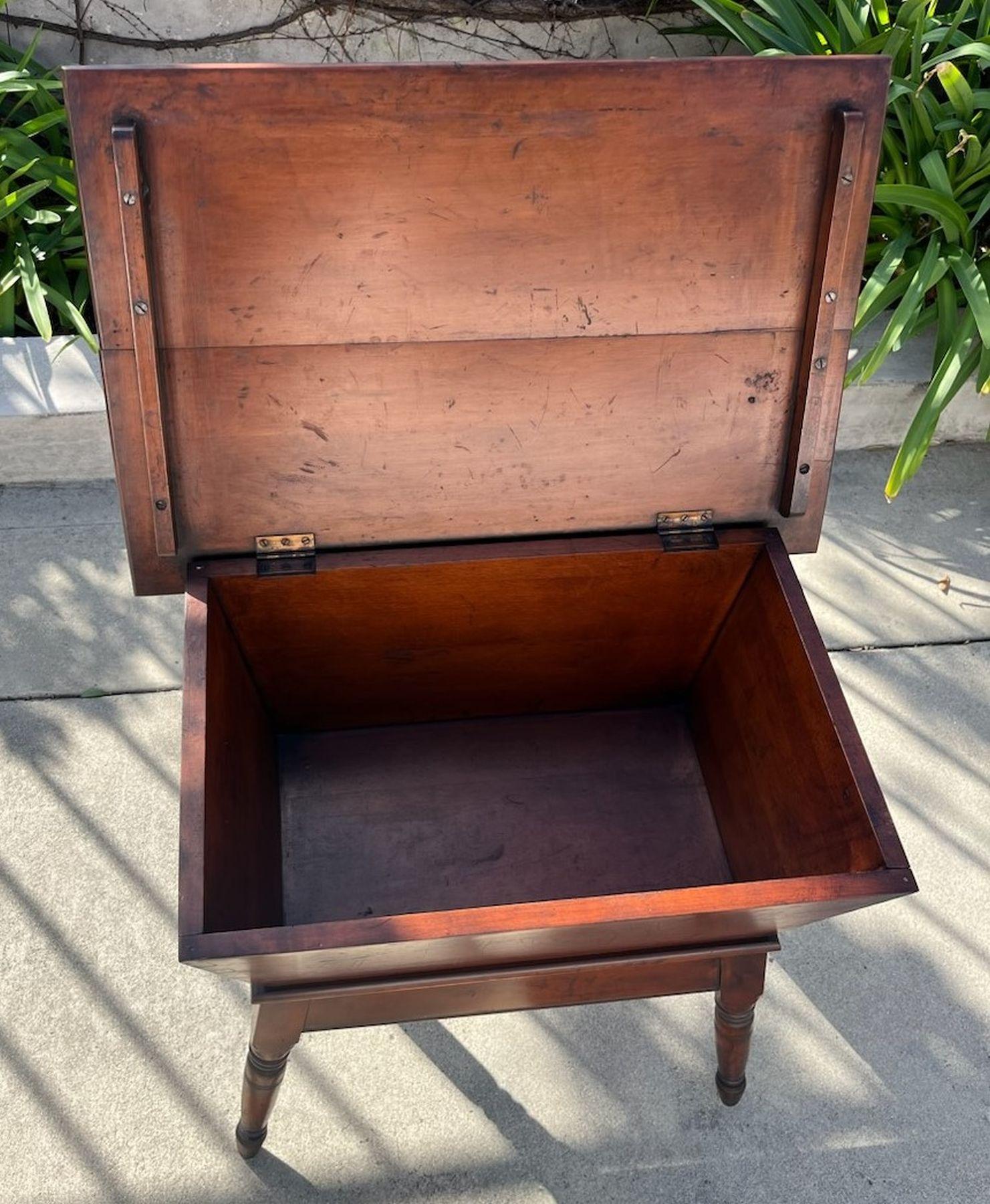 19Thc Fine Walnut Dough Tray -Side Table In Good Condition In Los Angeles, CA